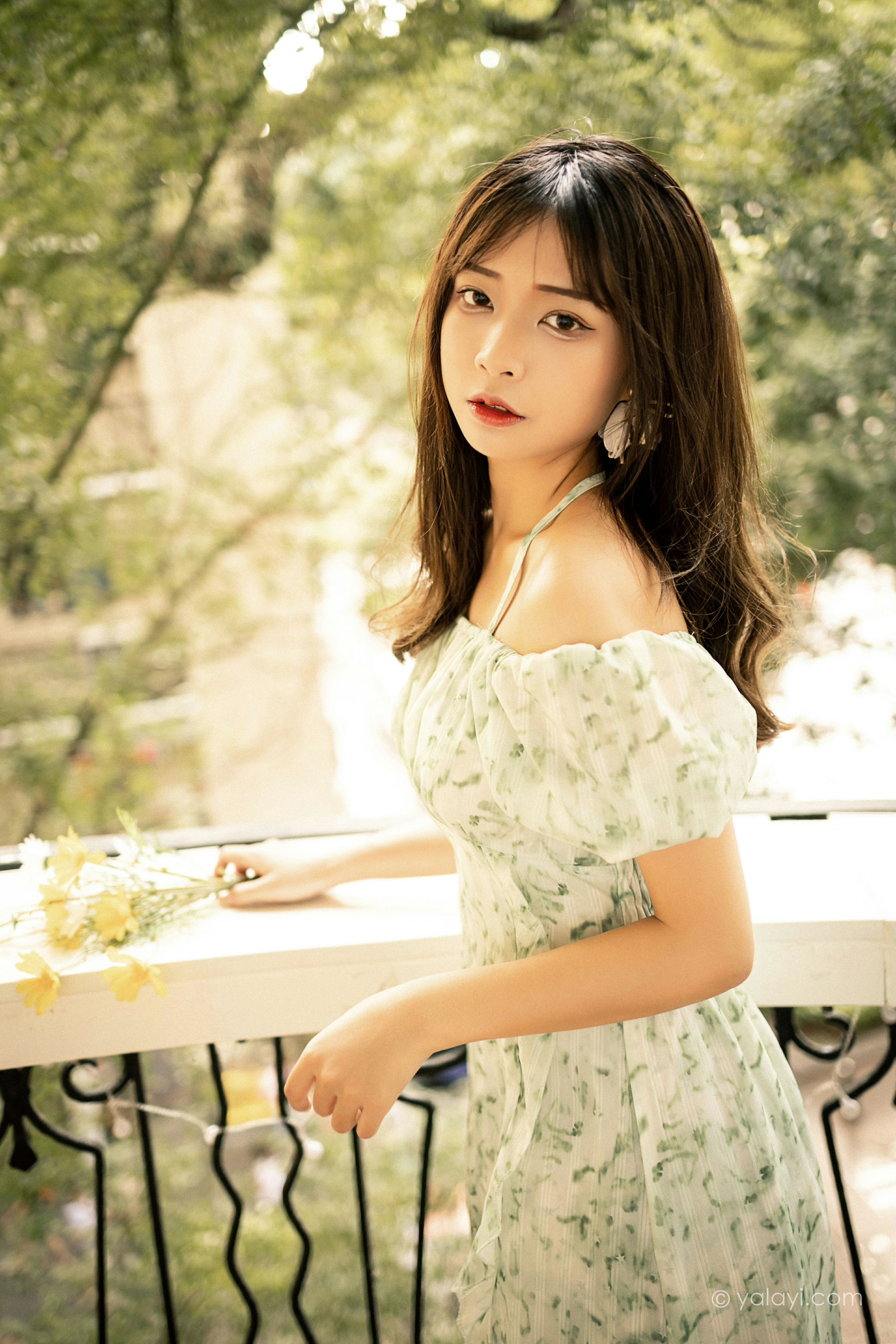[YALAYI雅拉伊]NO.813 惬意时光 阿禾 白色碎花连衣裙公园写真集第9张