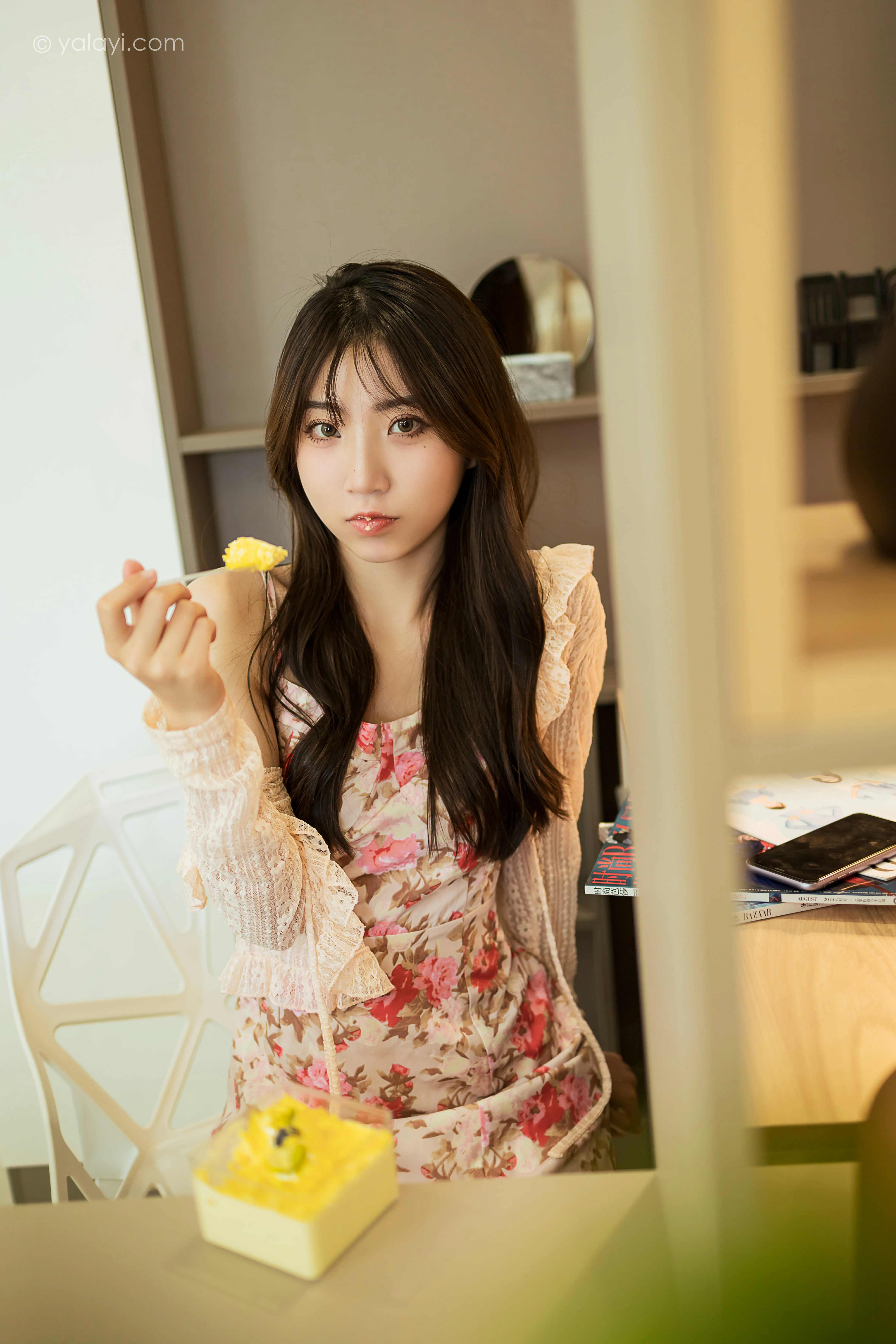 [YALAYI雅拉伊]NO.800 下午茶 小乔 白色镂空外套与粉色吊带连衣裙居家写真集第6张