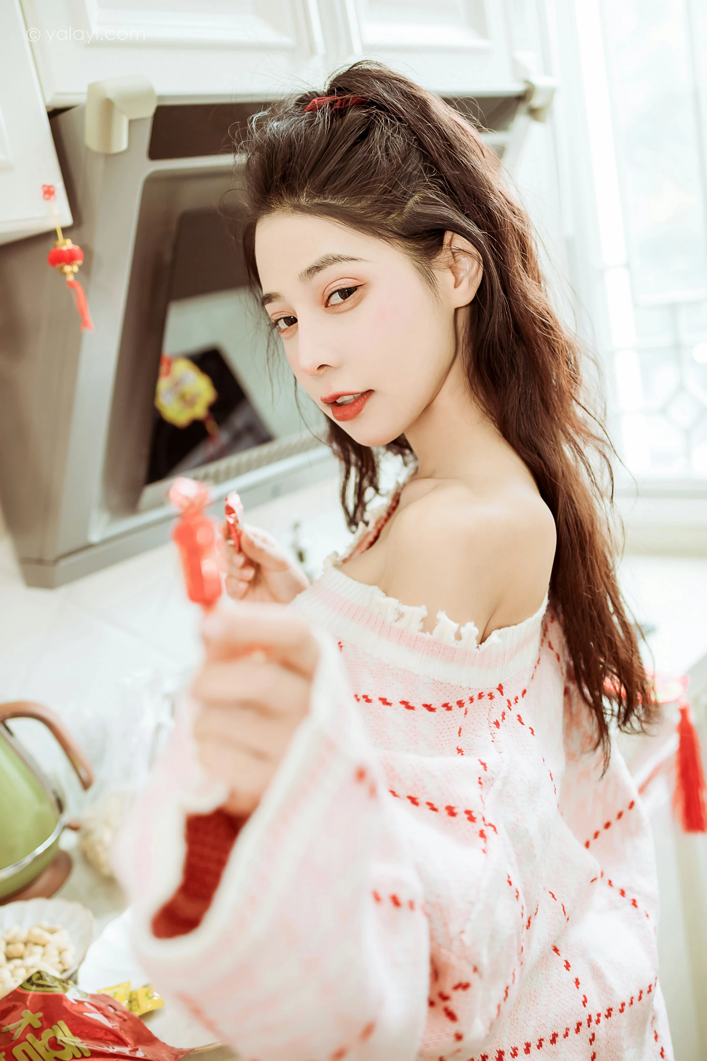 [YALAYI雅拉伊]2022.01.28 新的一年 诗咏 粉色镂空毛衣加白色短裙居家写真集第4张