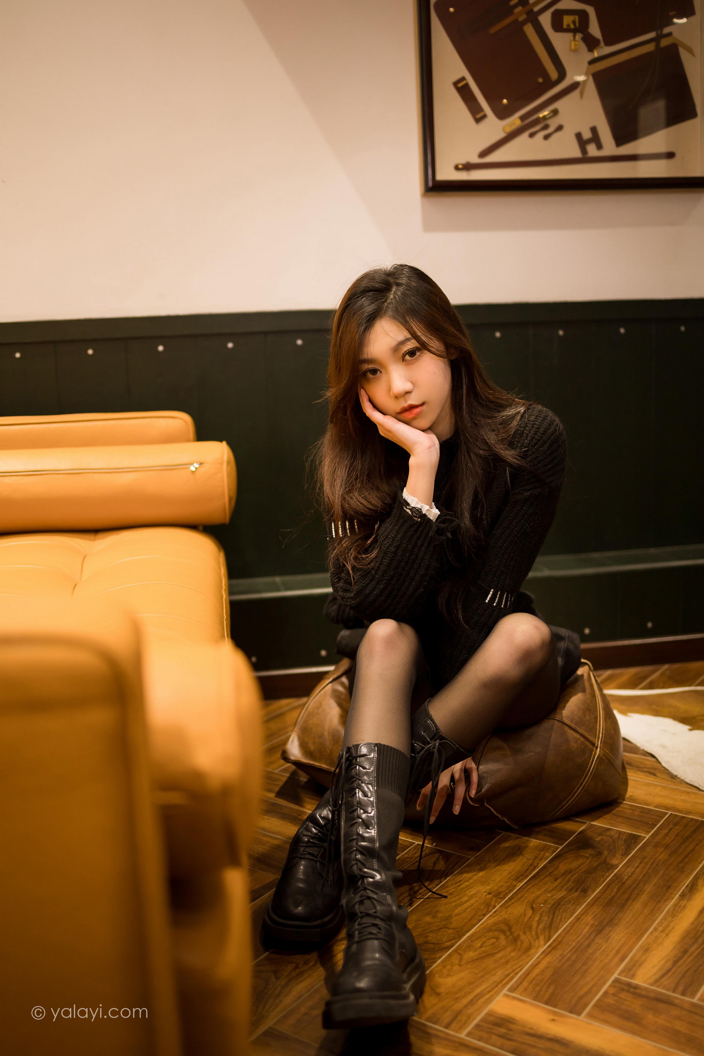 [YALAYI雅拉伊]2022.04.12 成长 梓瑶 黑色毛衣与短裙加黑丝美腿性感私房写真集第4张