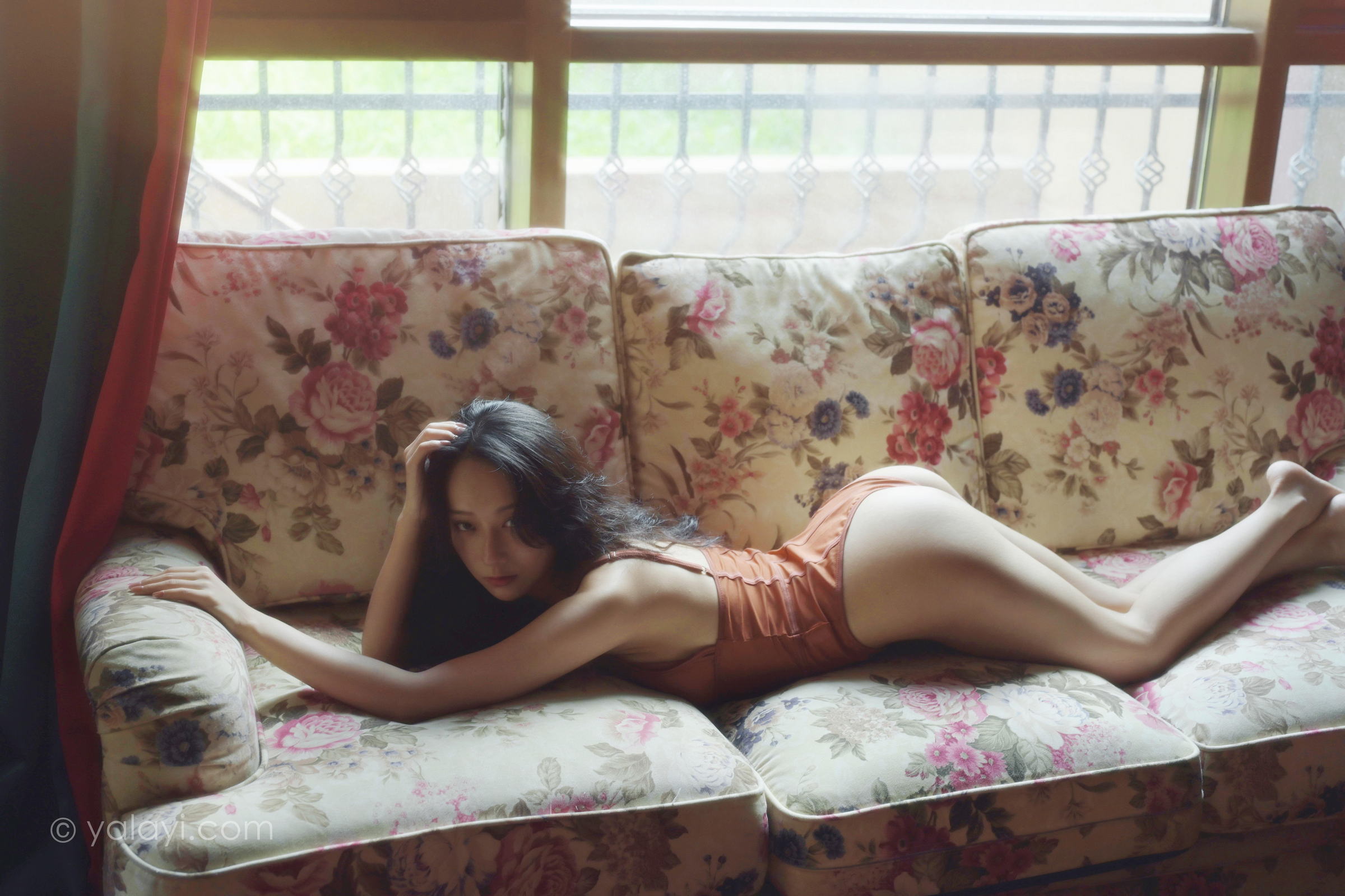 [YALAYI雅拉伊]2022.07.26 忆往昔 何嘉颖 橙色吊带连体内衣性感私房写真集第13张