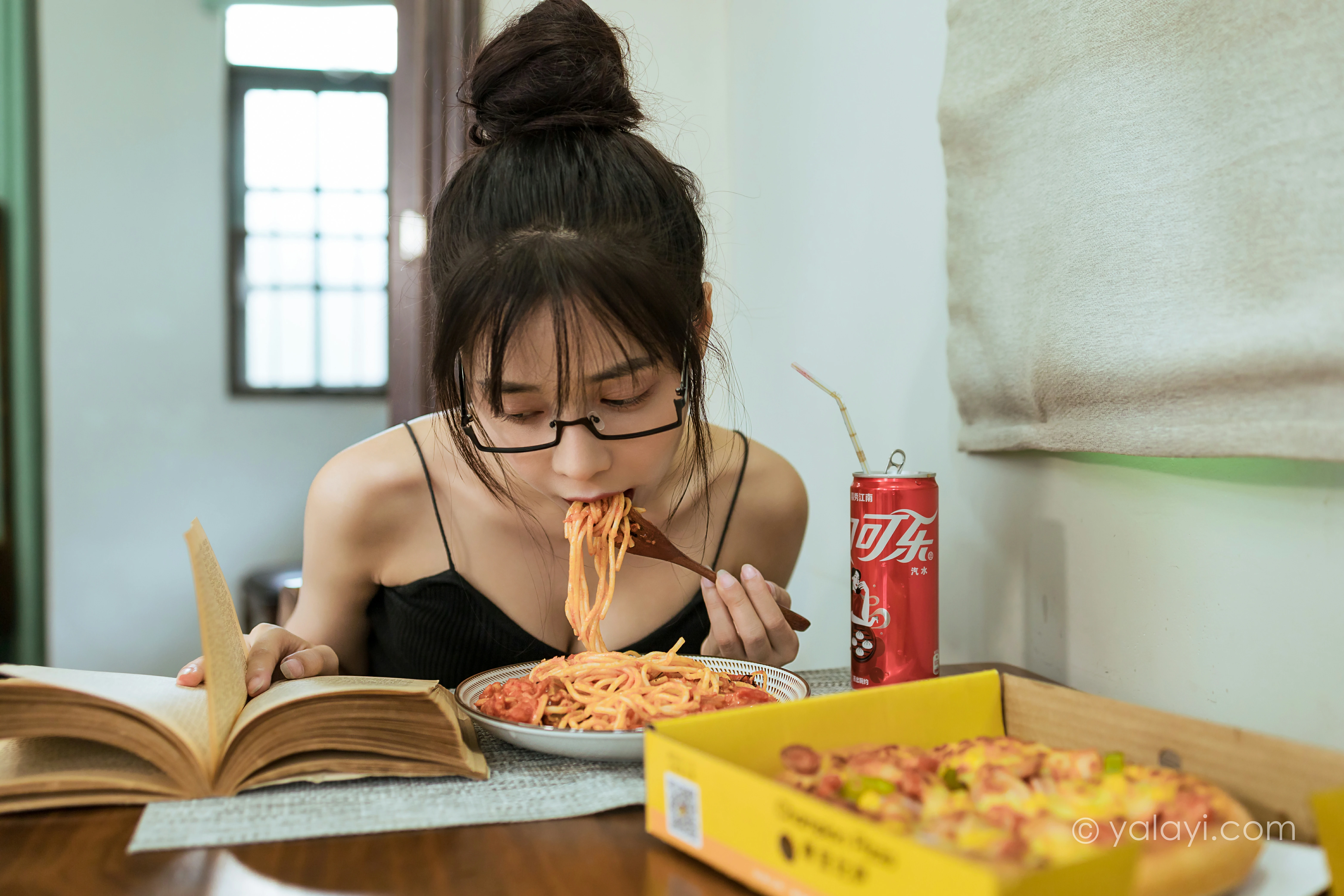 [YALAYI雅拉伊]NO.836 日常 诗咏 黑色性感小背心加牛仔热裤清纯可爱写真集第3张