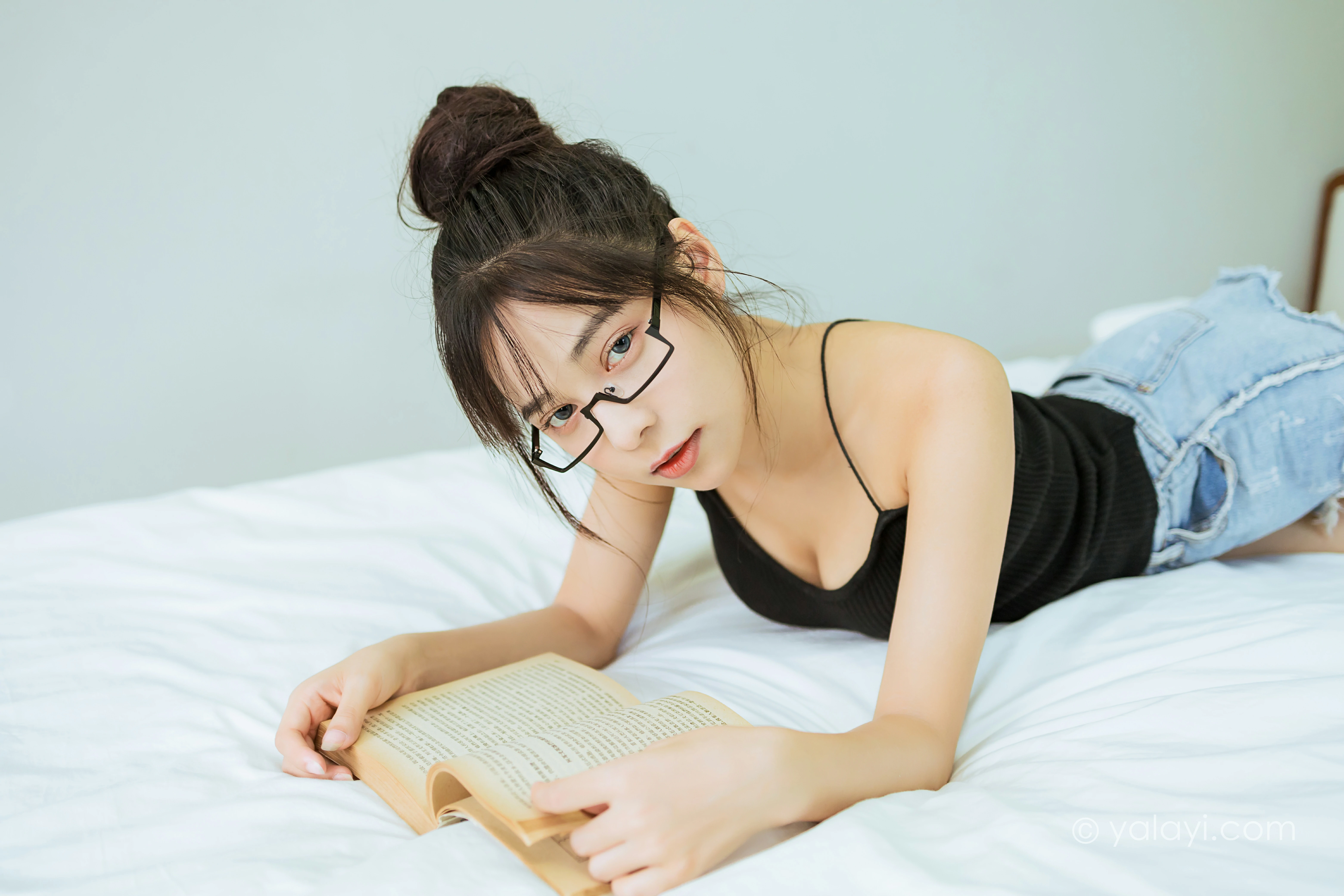 [YALAYI雅拉伊]NO.836 日常 诗咏 黑色性感小背心加牛仔热裤清纯可爱写真集第10张