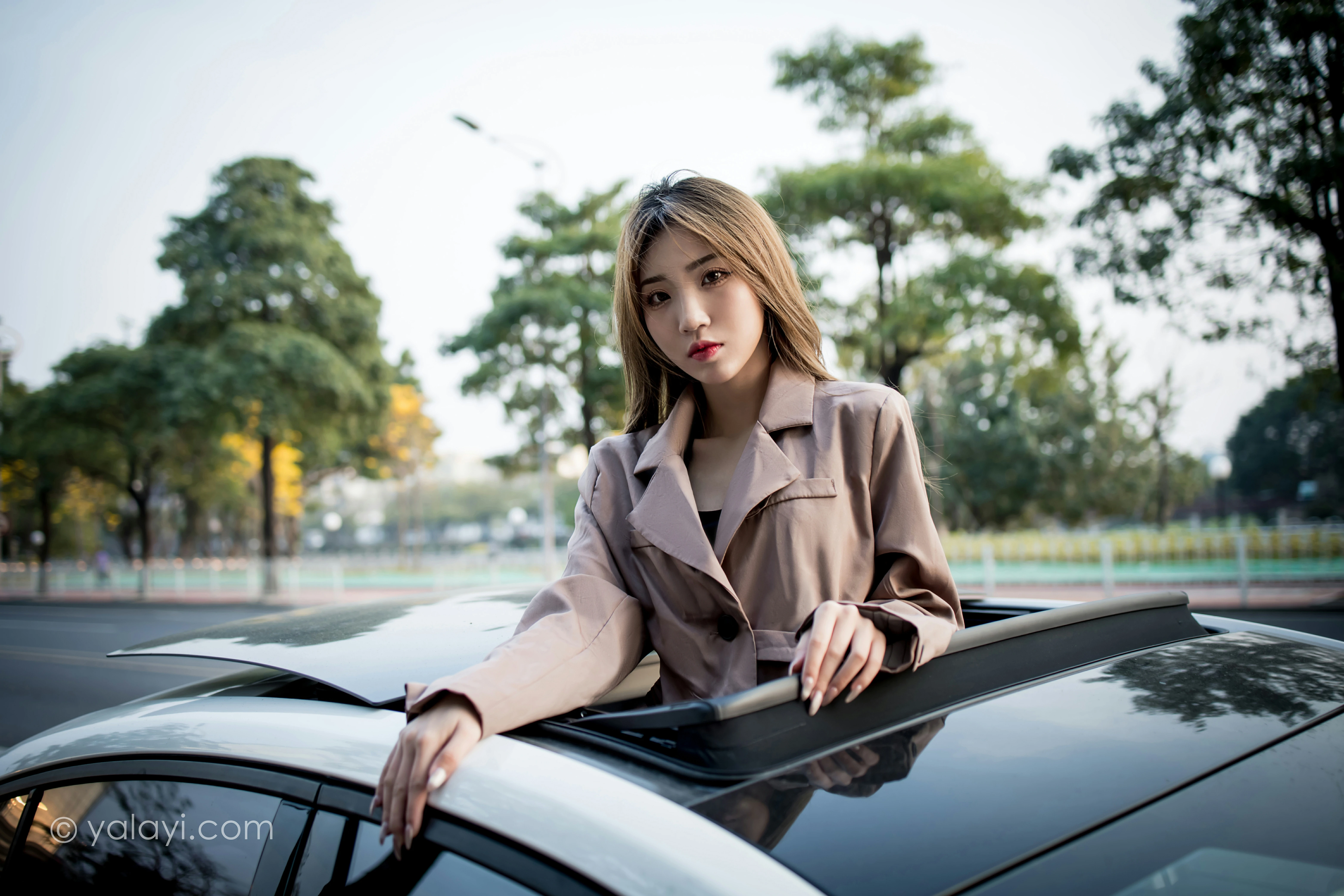 [YALAYI雅拉伊]NO.773 驶出伤城 小乔 粉色连身风衣加黑色情趣渔网袜性感写真集第1张