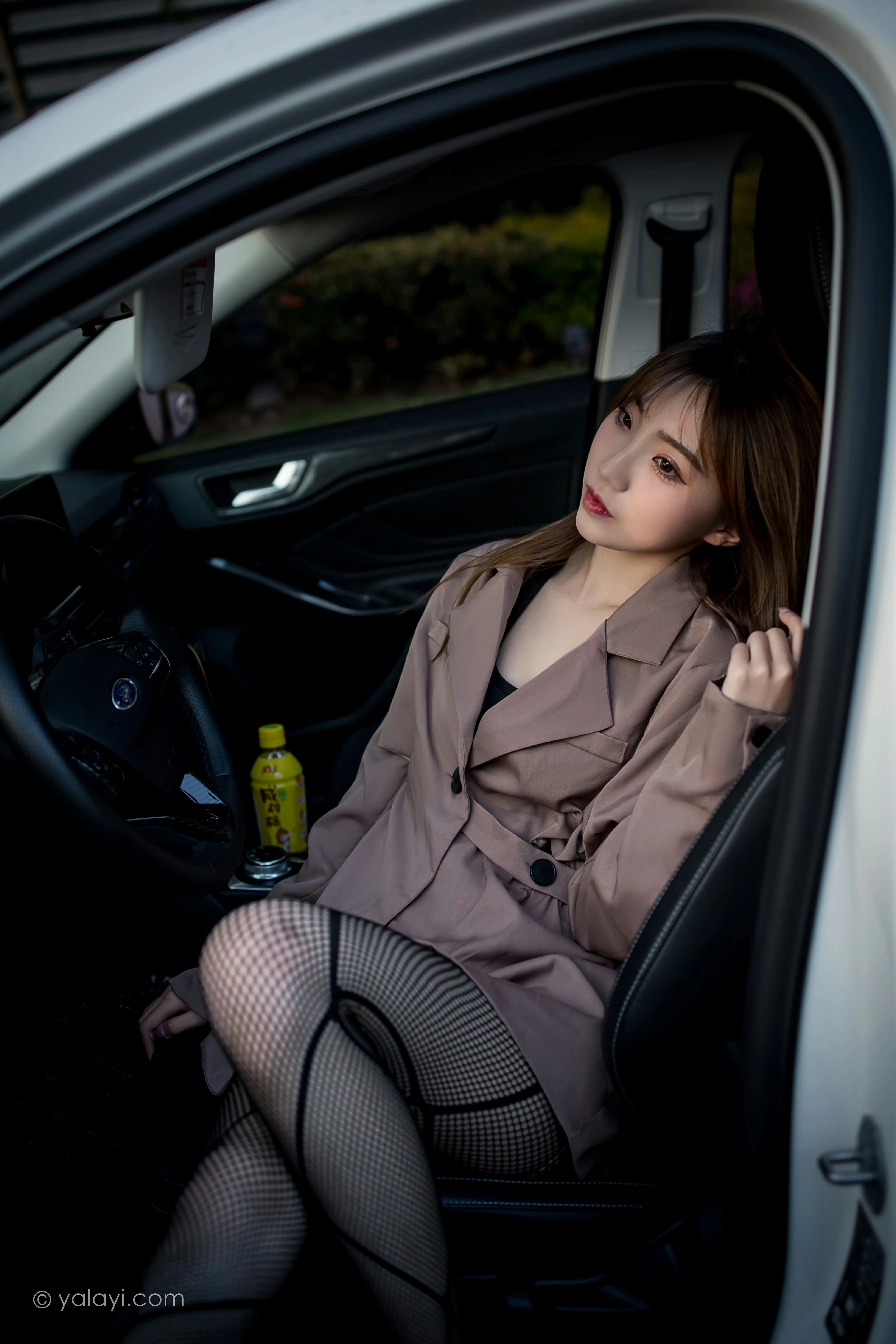 [YALAYI雅拉伊]NO.773 驶出伤城 小乔 粉色连身风衣加黑色情趣渔网袜性感写真集第4张