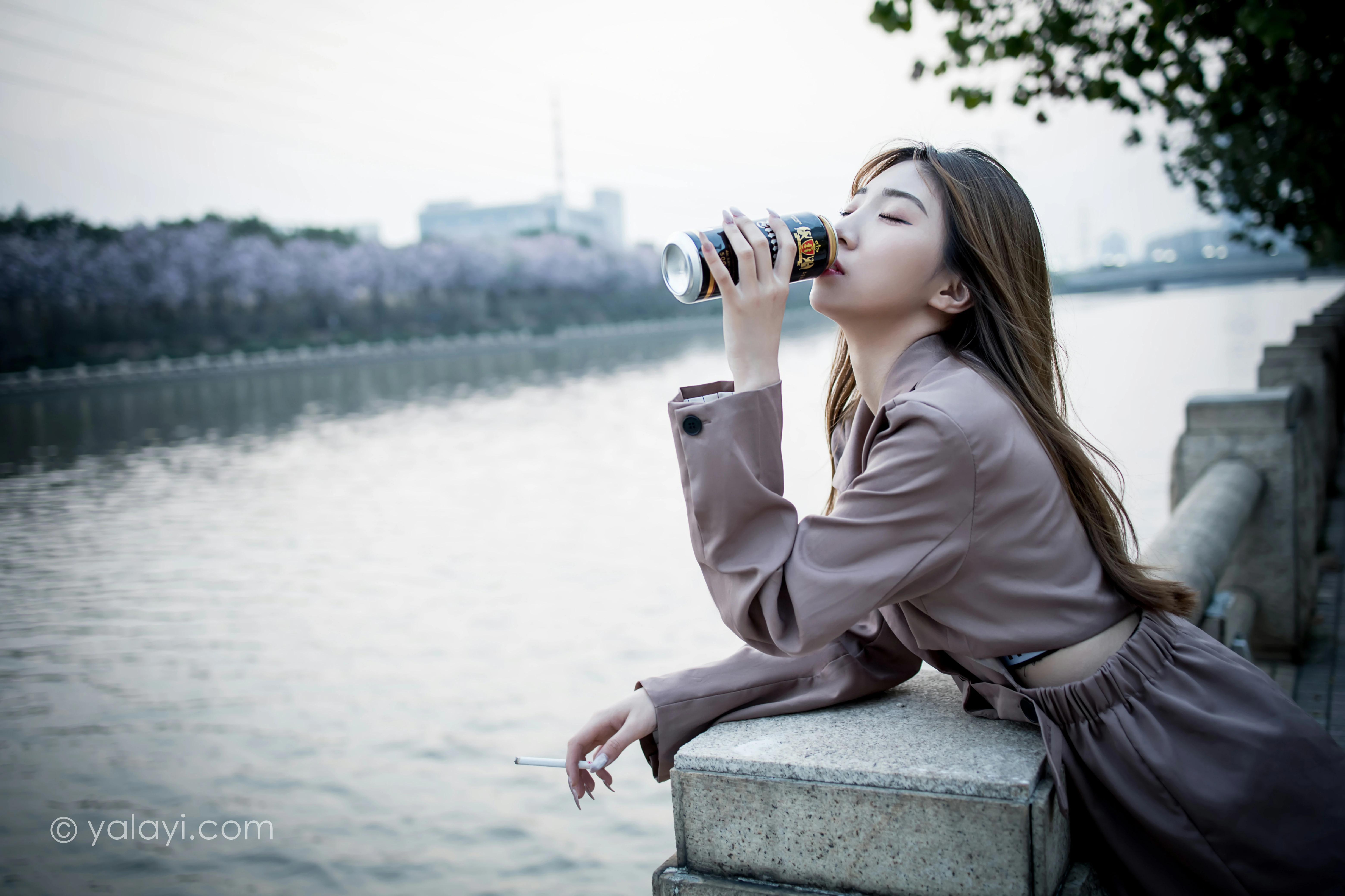 [YALAYI雅拉伊]NO.773 驶出伤城 小乔 粉色连身风衣加黑色情趣渔网袜性感写真集第7张