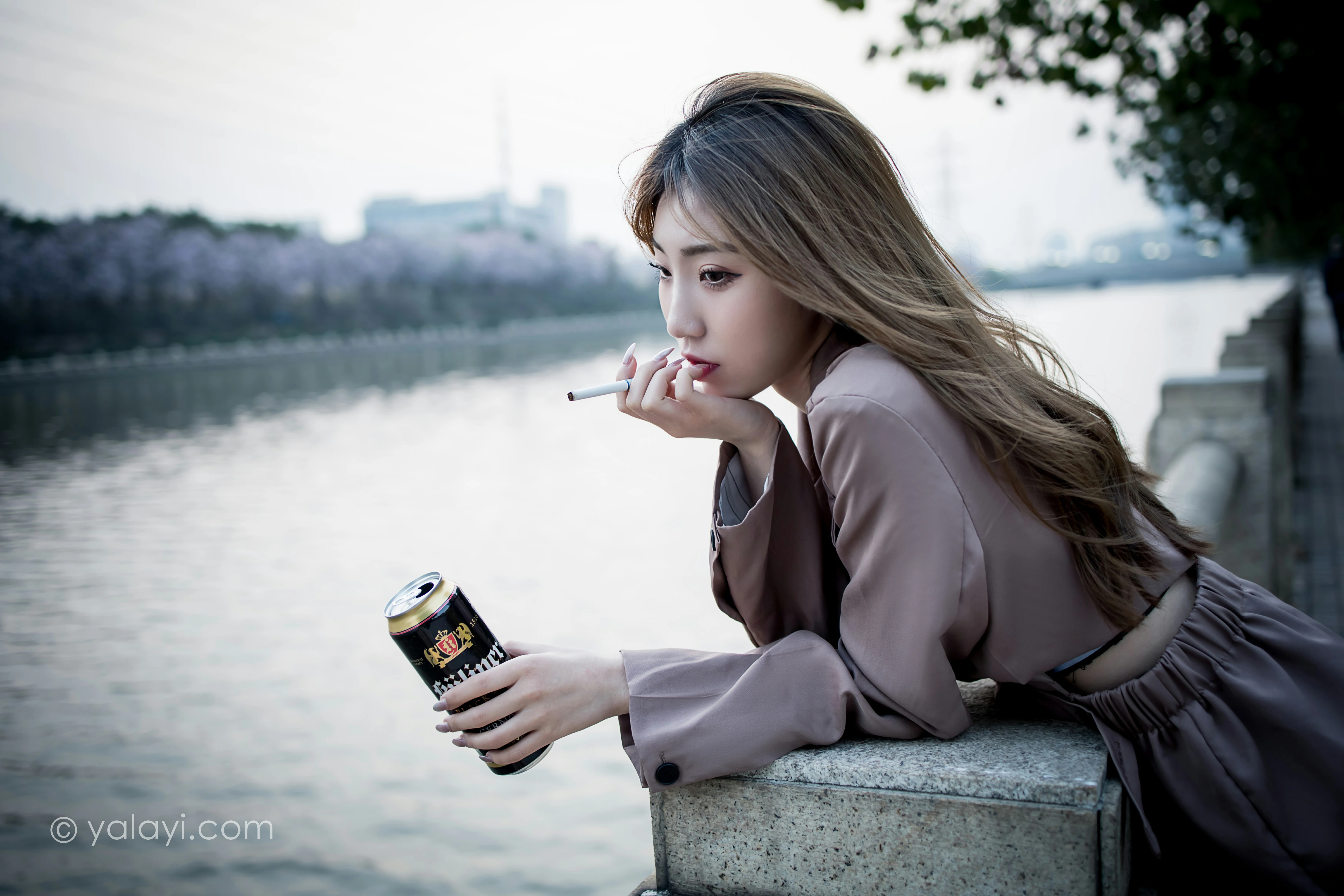 [YALAYI雅拉伊]NO.773 驶出伤城 小乔 粉色连身风衣加黑色情趣渔网袜性感写真集第7张