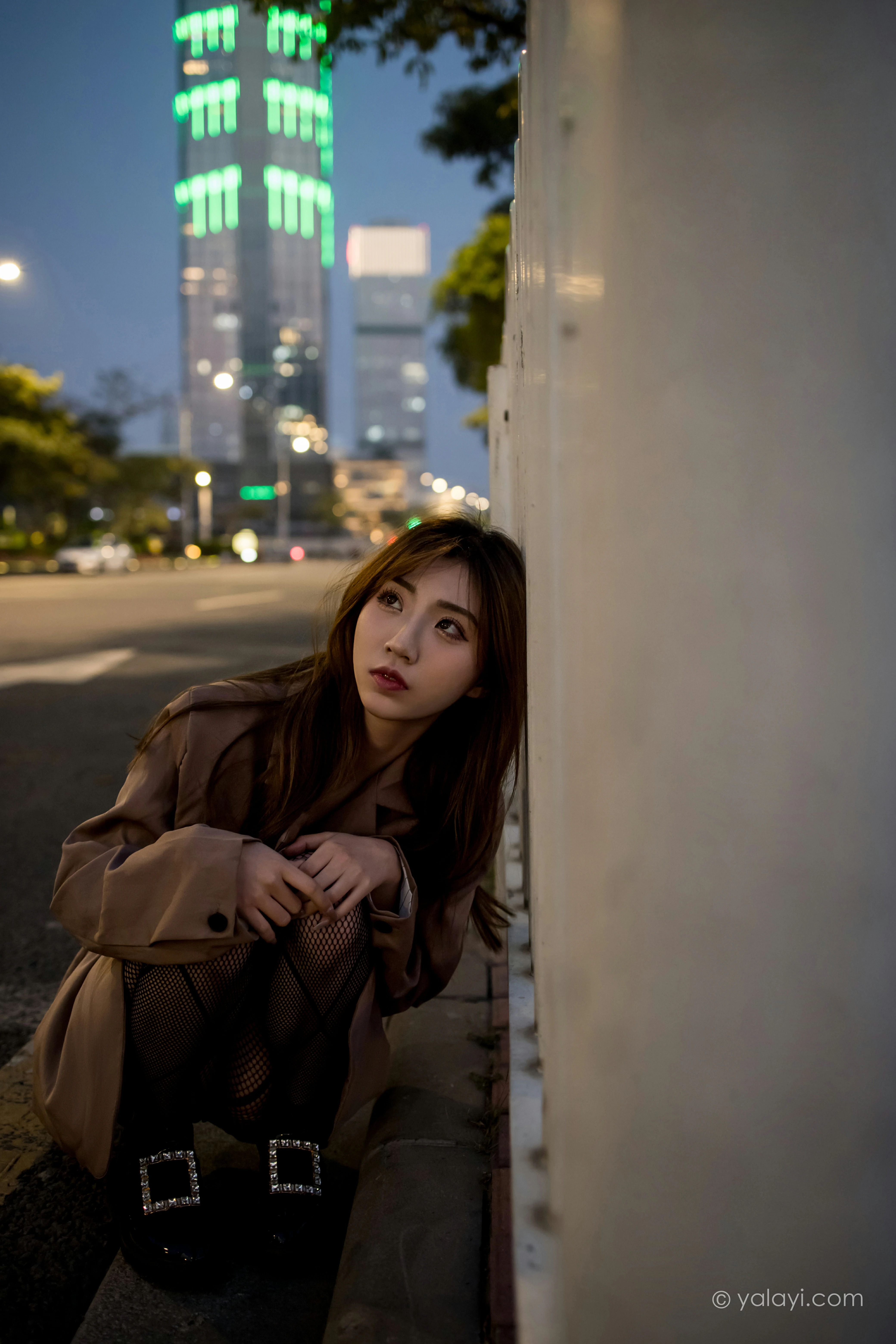 [YALAYI雅拉伊]NO.773 驶出伤城 小乔 粉色连身风衣加黑色情趣渔网袜性感写真集第10张