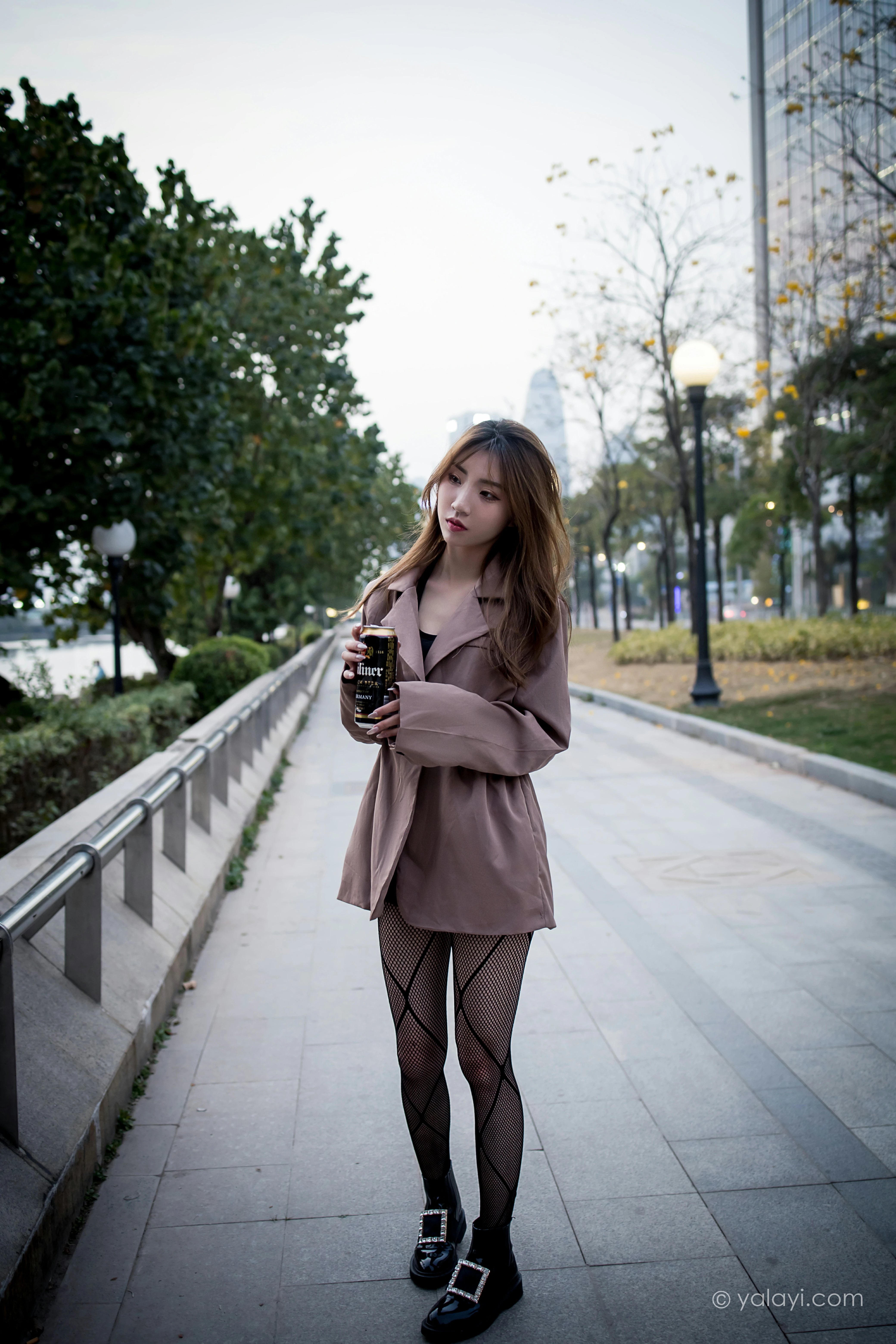 [YALAYI雅拉伊]NO.773 驶出伤城 小乔 粉色连身风衣加黑色情趣渔网袜性感写真集第14张