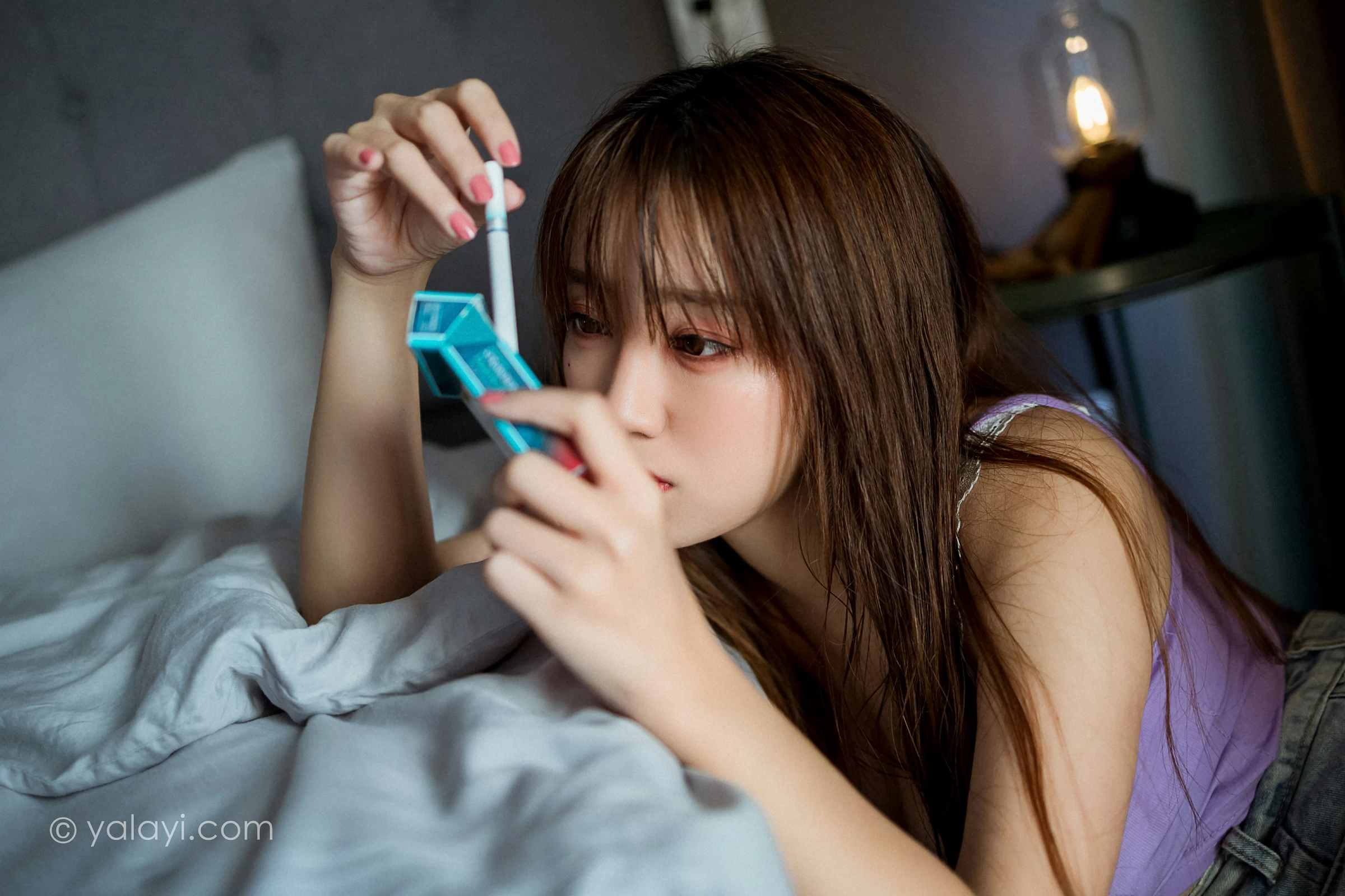 [YALAYI雅拉伊]NO.742 《失恋后》 虞艺 粉色性感小背心加牛仔短裙私房写真集第1张