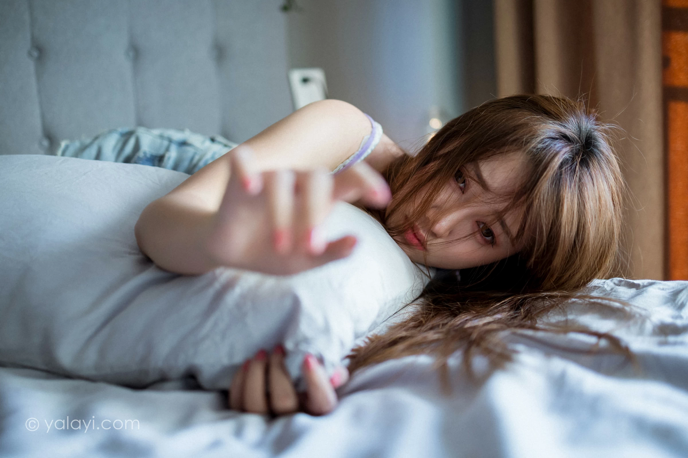 [YALAYI雅拉伊]NO.742 《失恋后》 虞艺 粉色性感小背心加牛仔短裙私房写真集第6张