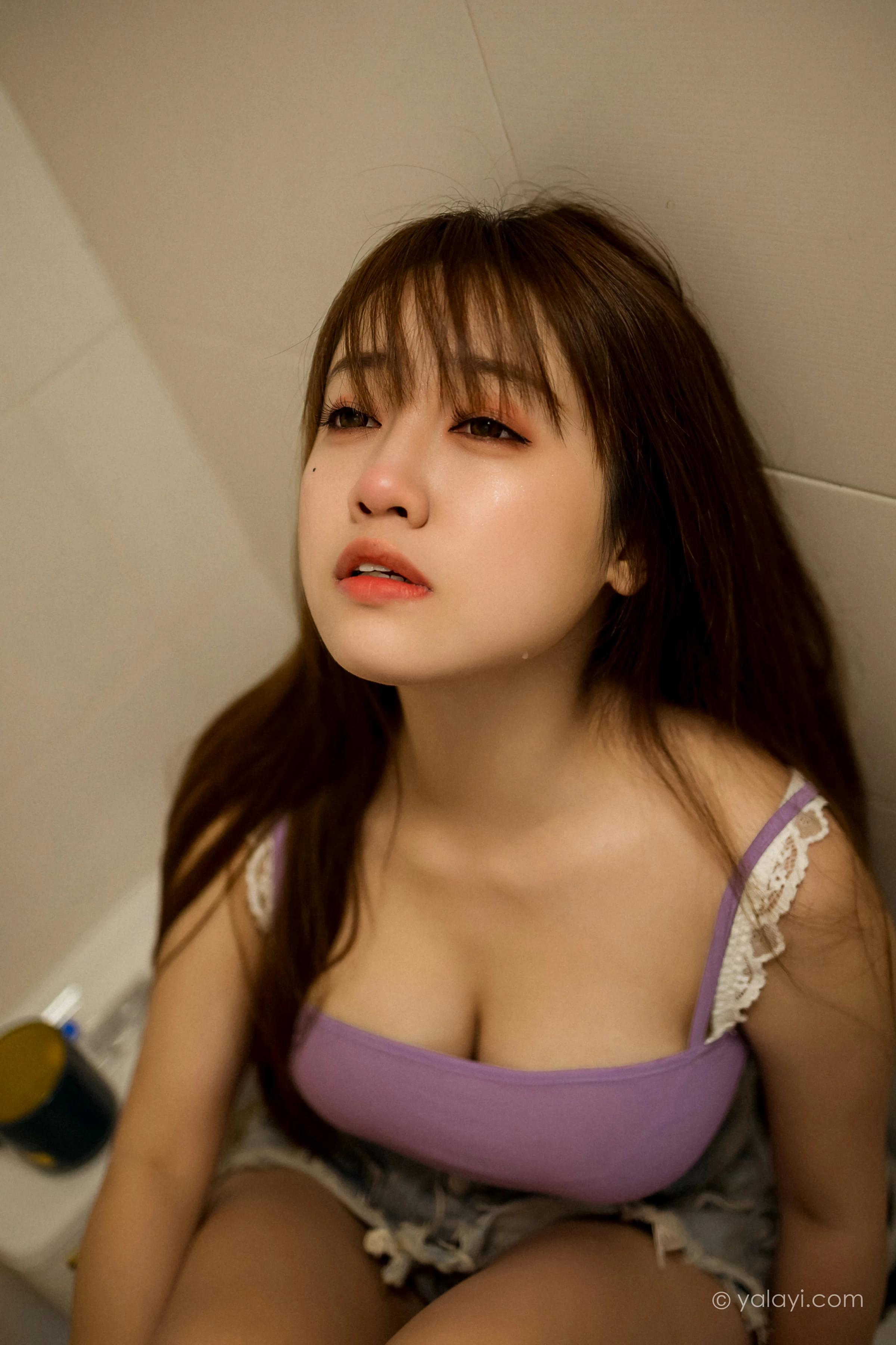 [YALAYI雅拉伊]NO.742 《失恋后》 虞艺 粉色性感小背心加牛仔短裙私房写真集第9张