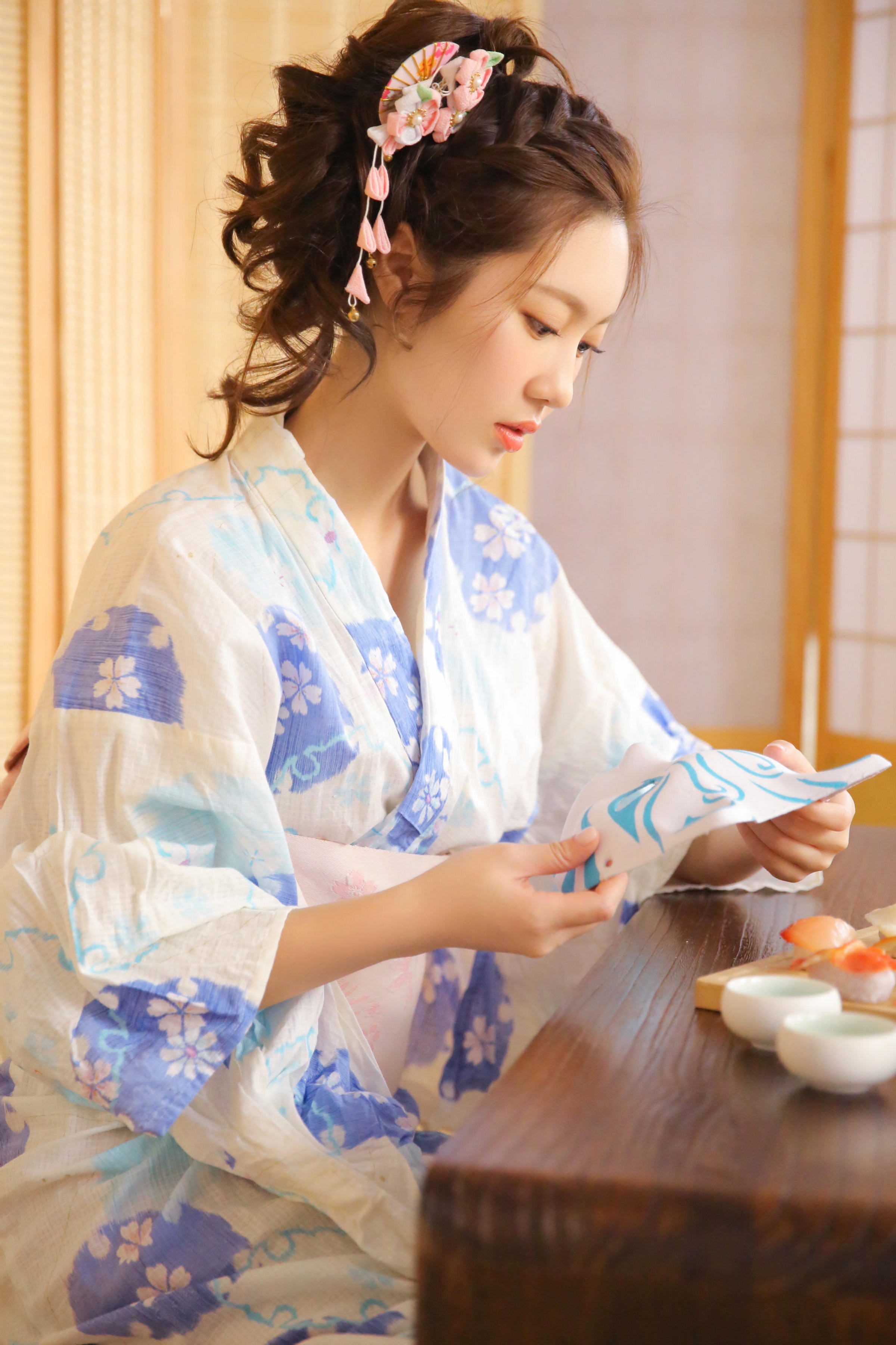 [YALAYI雅拉伊]2022.04.27 甜酷女生 粉色吊带连衣裙与白色和服清纯写真集第12张