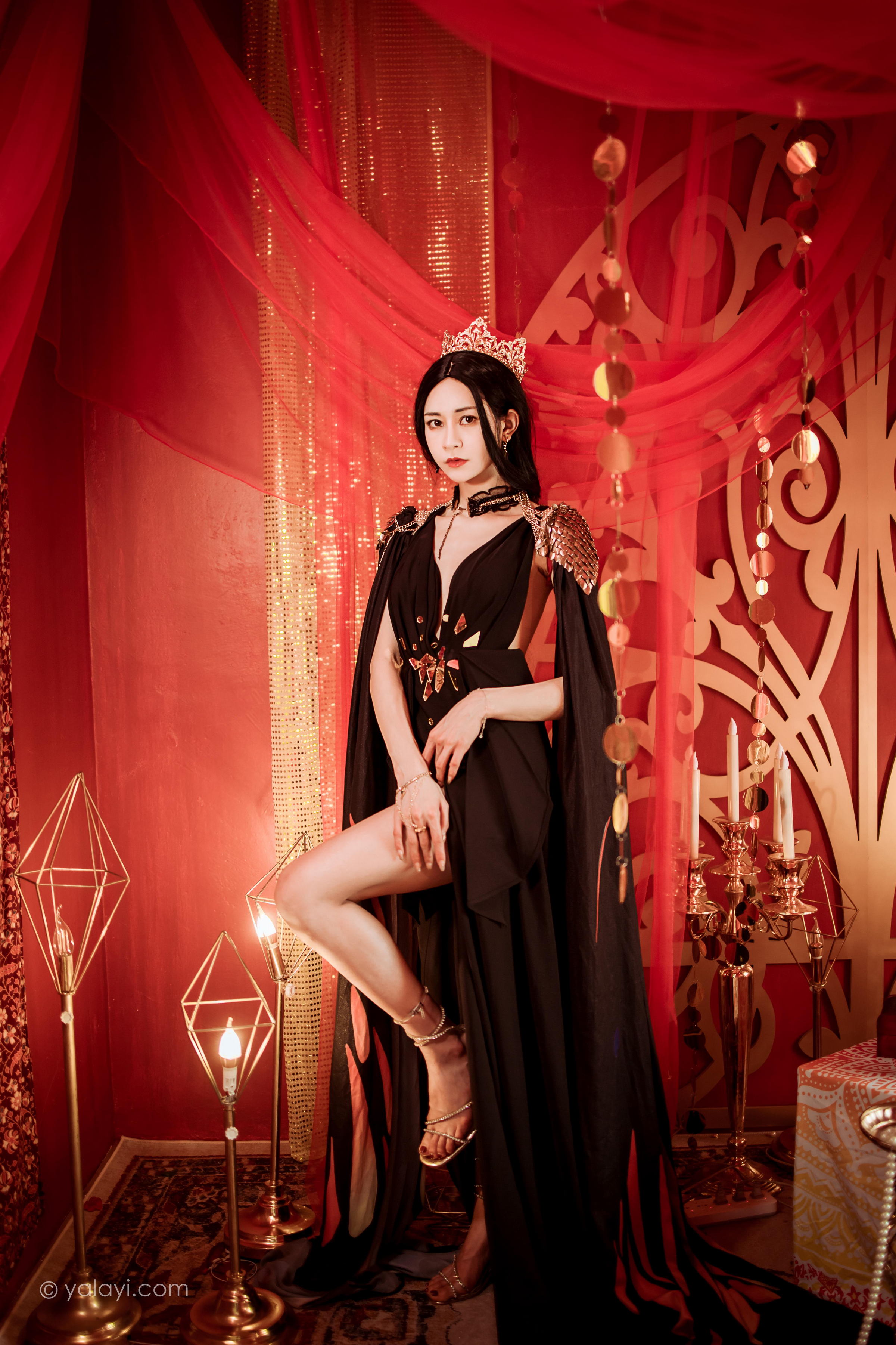 [YALAYI雅拉伊]2022.07.29 鬼刀公主 陈若冰 黑色披肩加黑色深V情趣礼服裙性感私房写真集第4张