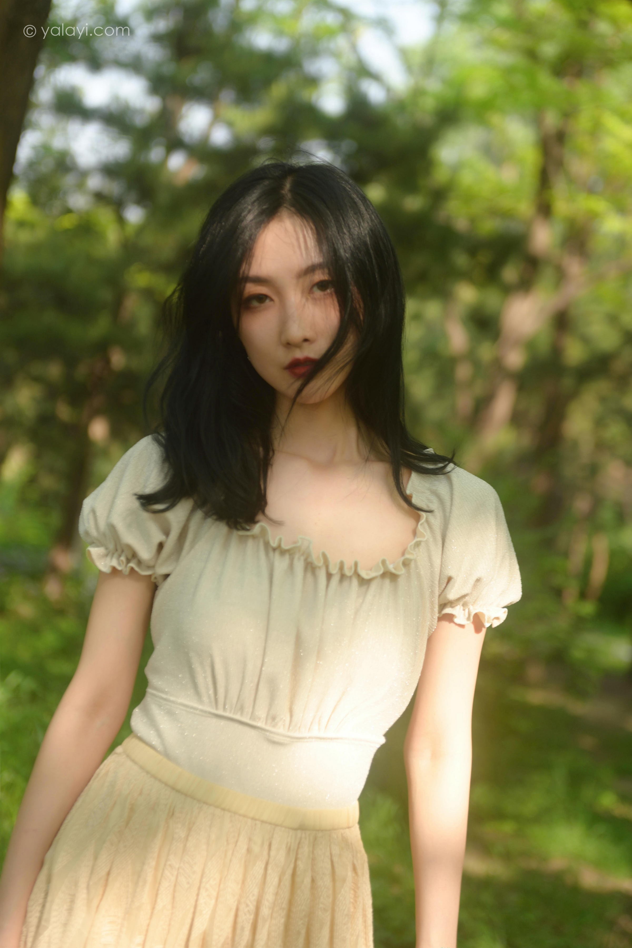 [YALAYI雅拉伊]2022.06.15 气息 佳佳 白色裸背短袖加黄色长裙清纯写真集第4张