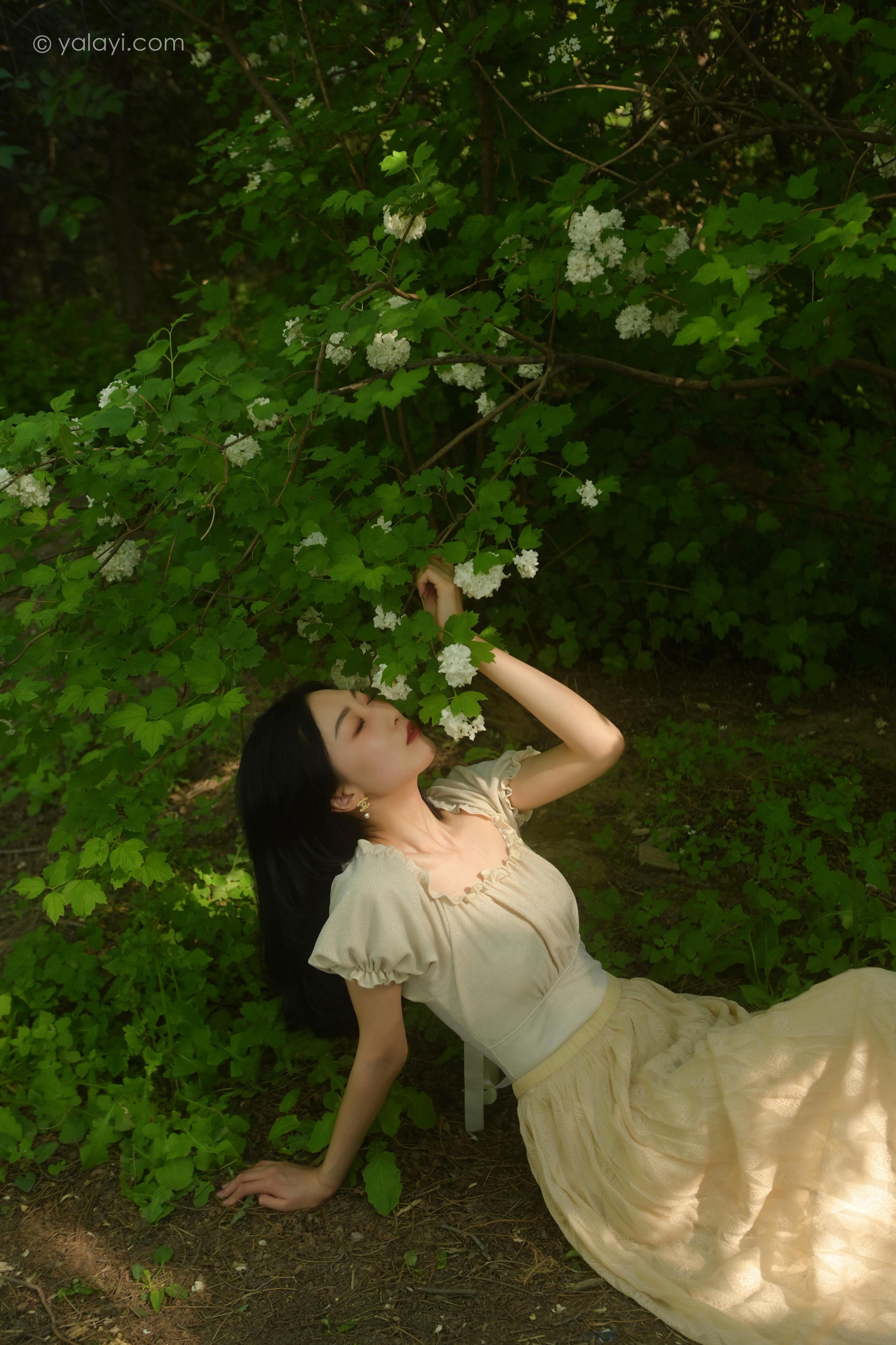 [YALAYI雅拉伊]2022.06.15 气息 佳佳 白色裸背短袖加黄色长裙清纯写真集第8张