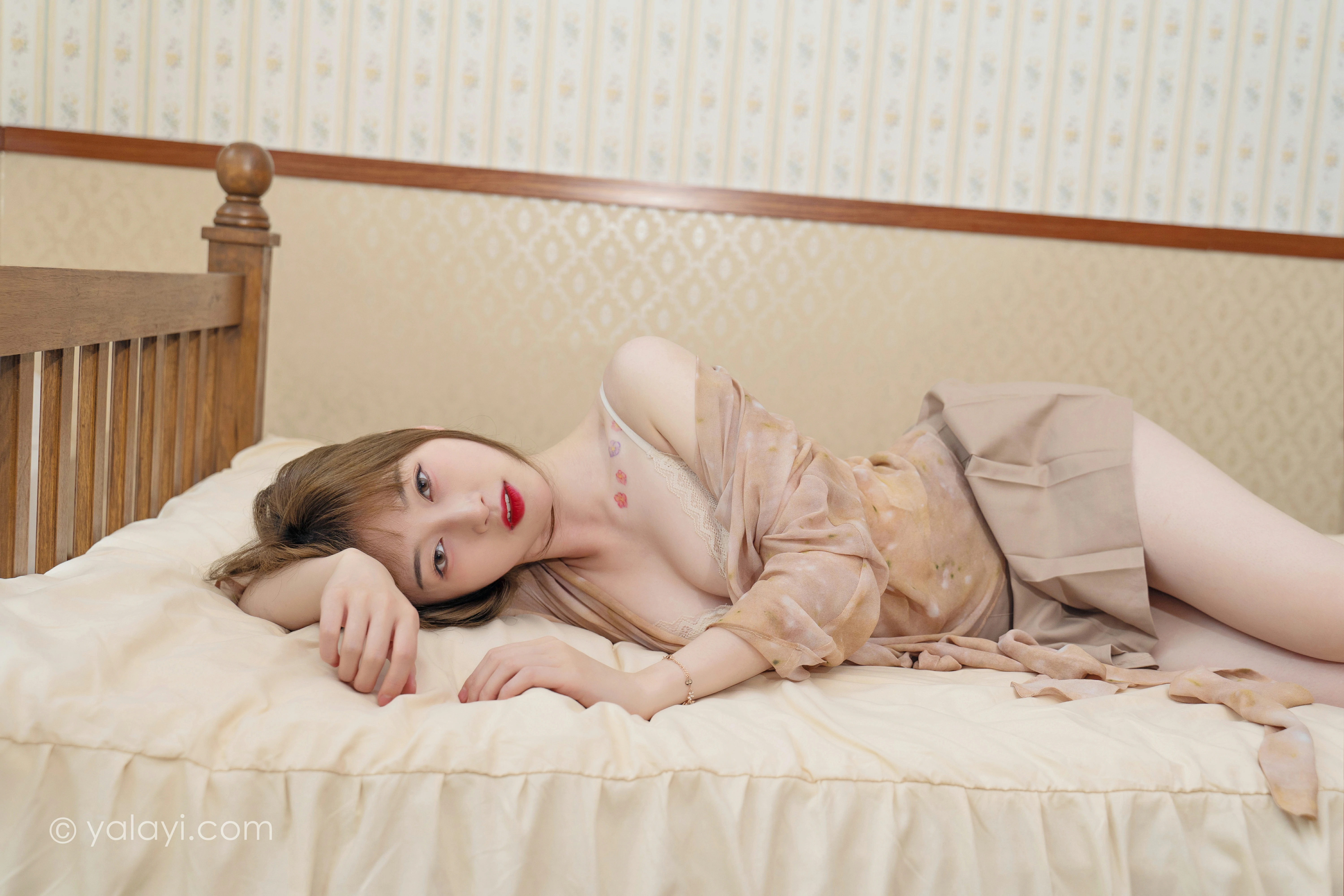 [YALAYI雅拉伊]NO.844 温柔以待 京京 粉色衬衫与短裙加蕾丝内衣性感私房写真集第10张