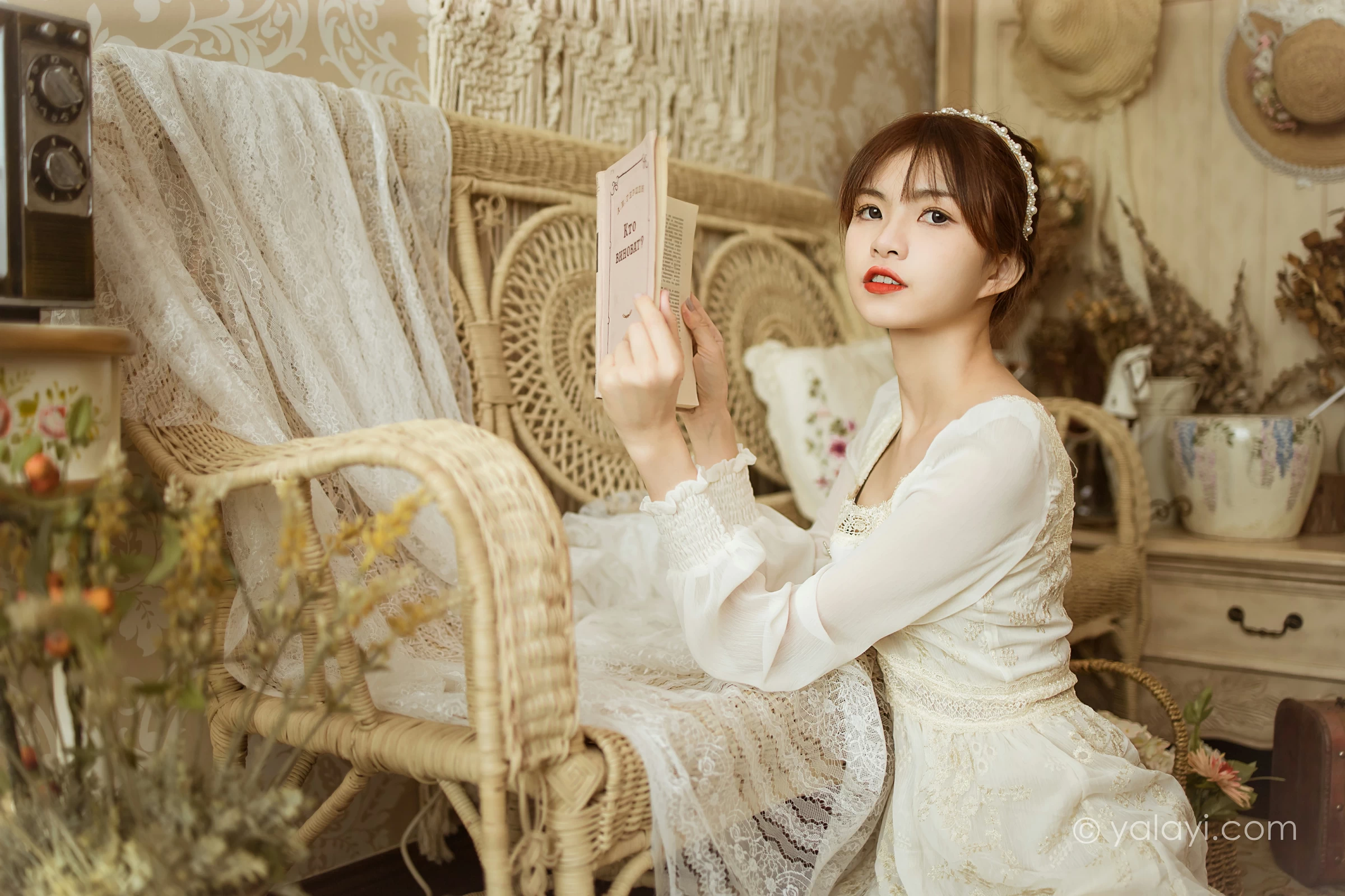 [YALAYI雅拉伊]2021.11.29 花白裙 茹莎 白色休闲蕾丝连衣裙居家性感写真集第6张