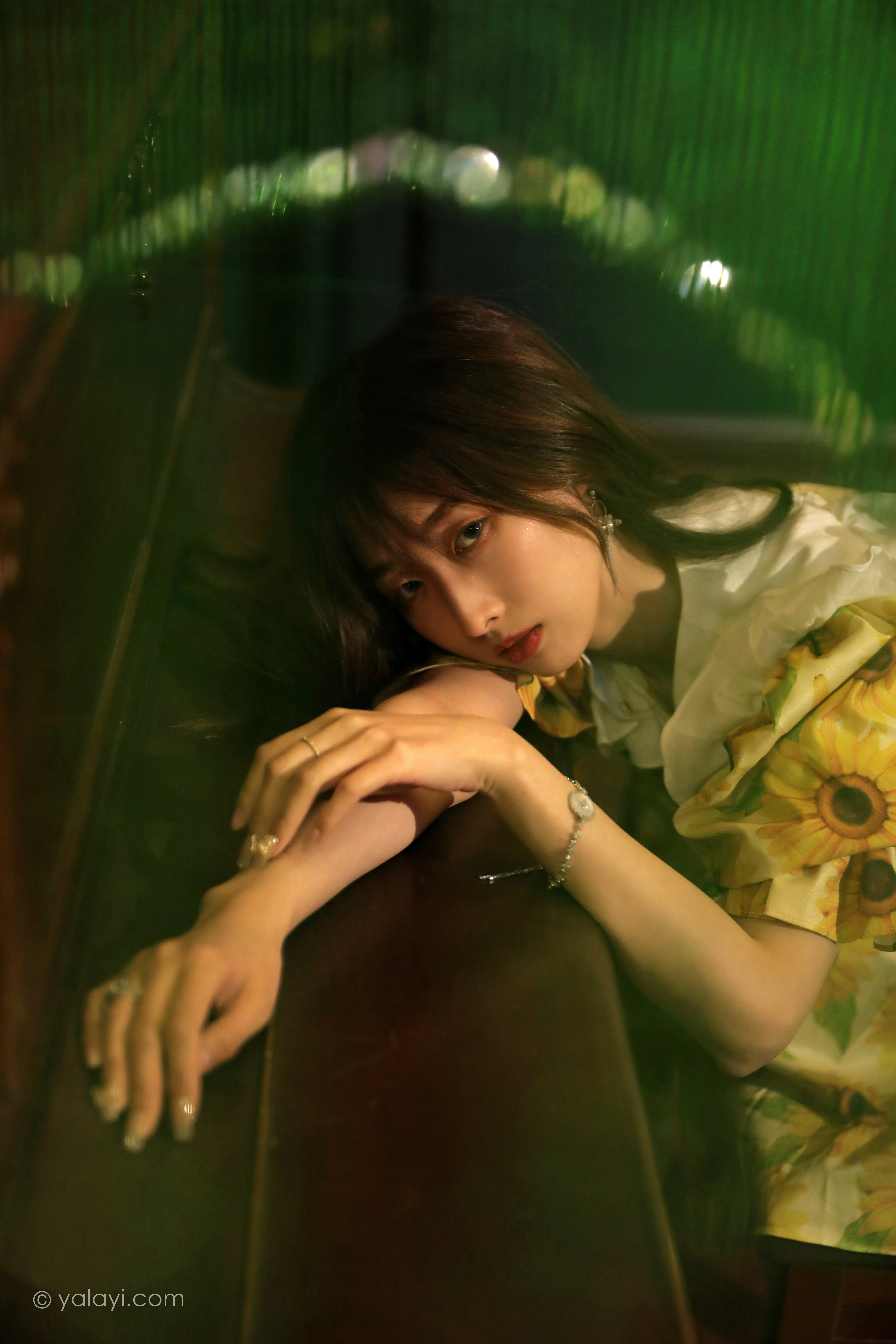 [YALAYI雅拉伊]NO.816 只剩下钢琴 佳佳 黄色连衣裙居家复古写真集第10张