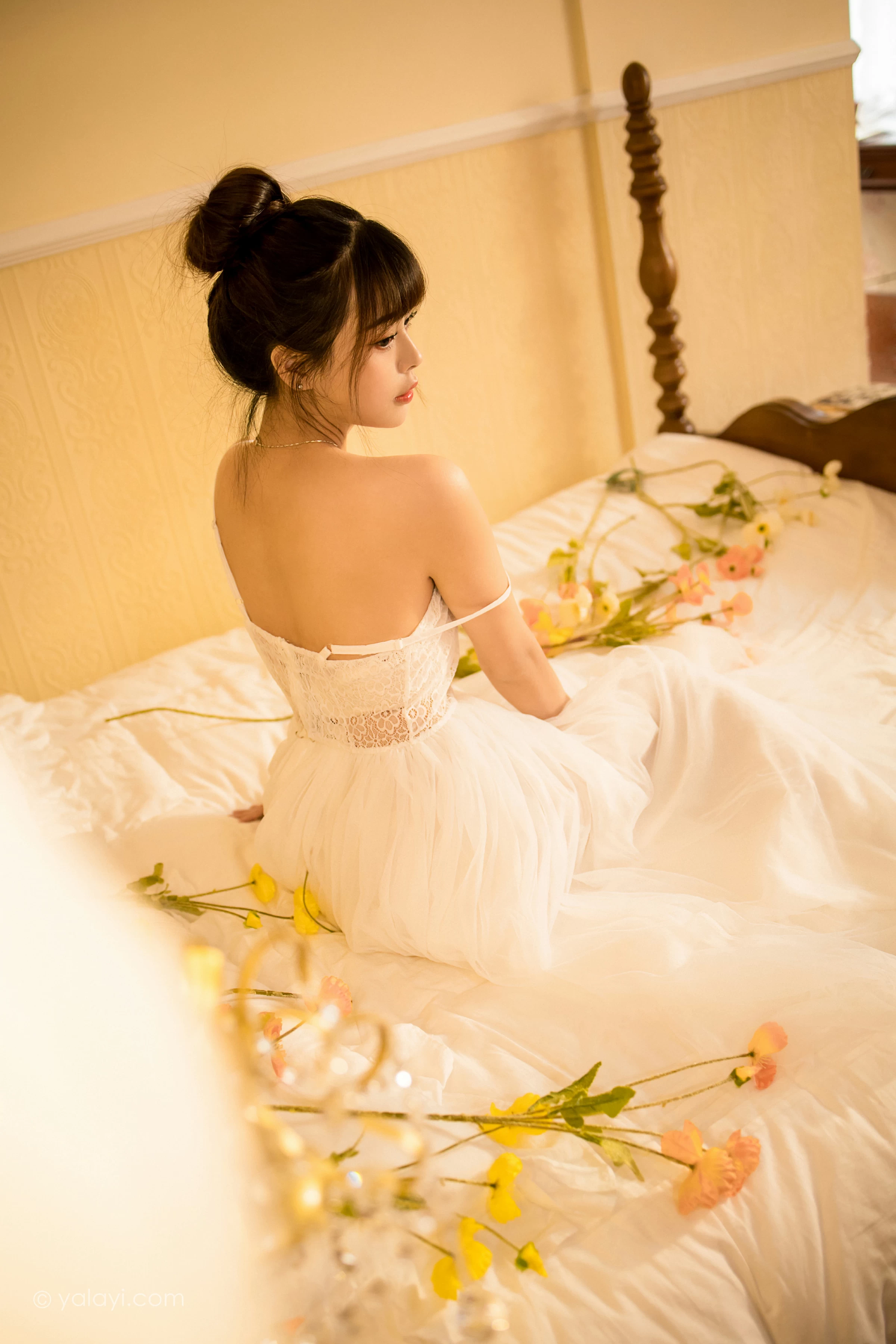 [YALAYI雅拉伊]2021.12.28 芭蕾公主 程小蝶 白色吊带镂空连衣裙与蕾丝丝袜性感写真集第4张