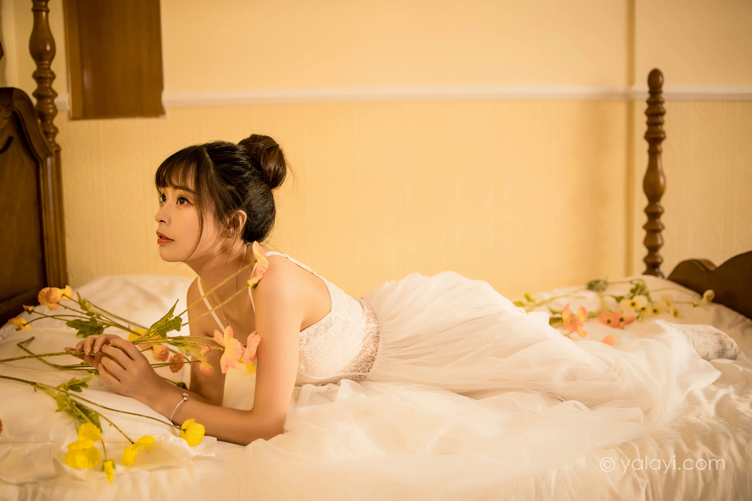 [YALAYI雅拉伊]2021.12.28 芭蕾公主 程小蝶 白色吊带镂空连衣裙与蕾丝丝袜性感写真集第6张