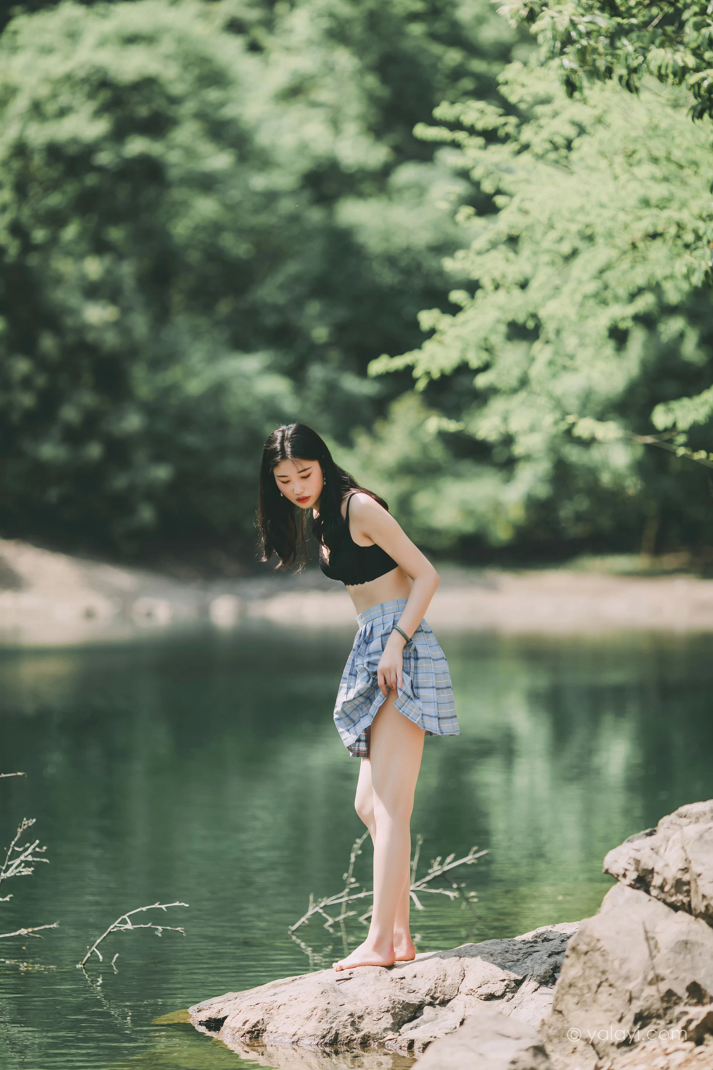 [YALAYI雅拉伊]NO.663 《涟漪》 和风 JK制服与短裙加黑色蕾丝内衣写真第3张