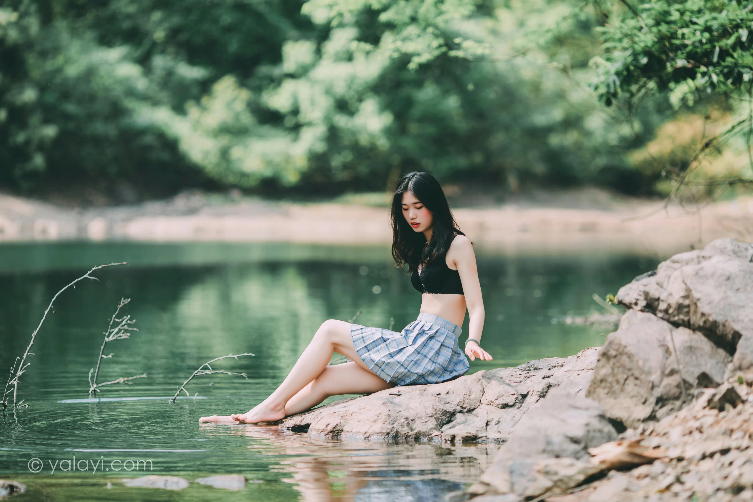 [YALAYI雅拉伊]NO.663 《涟漪》 和风 JK制服与短裙加黑色蕾丝内衣写真第4张