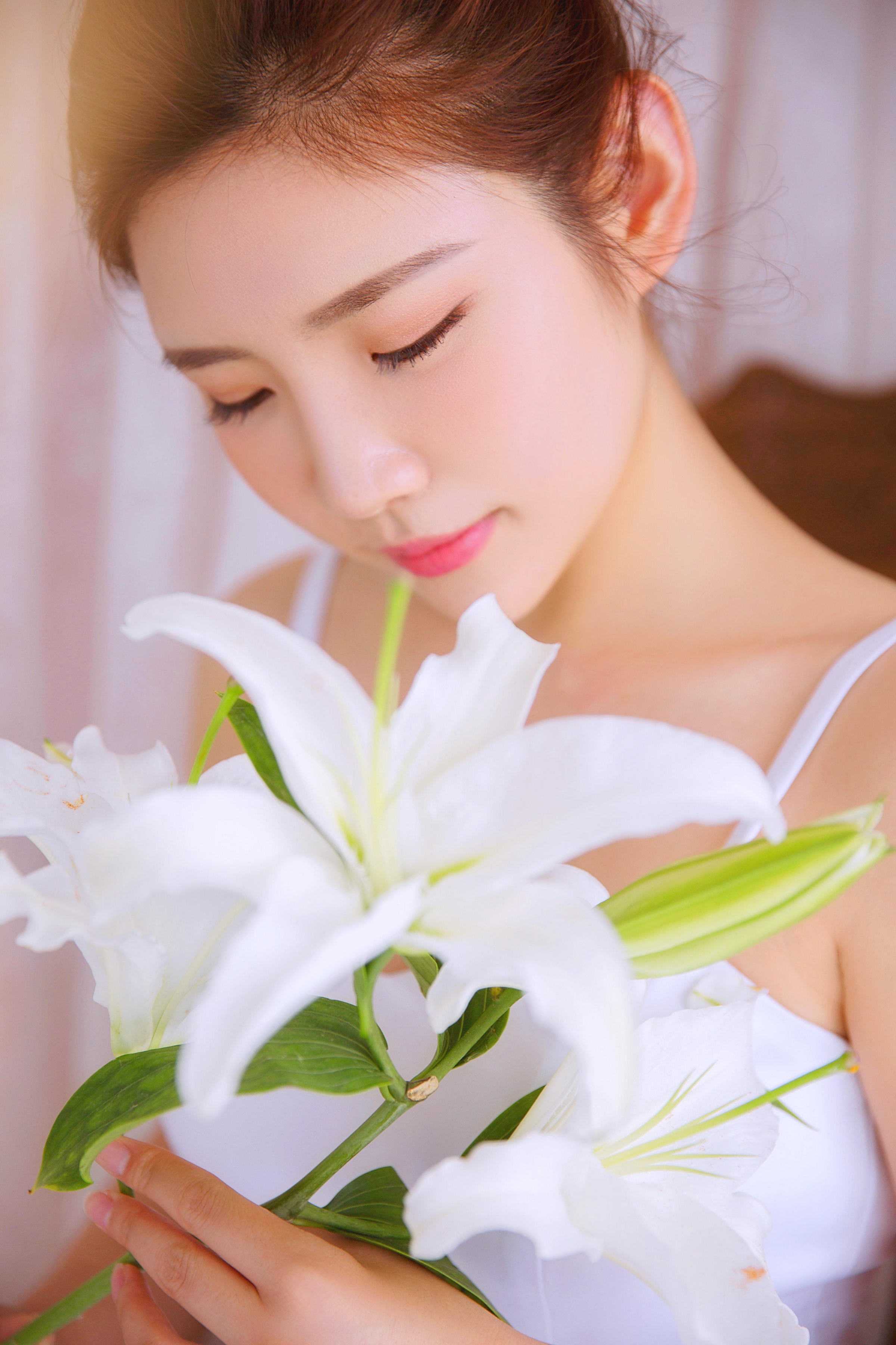 [YALAYI雅拉伊]2022.06.18 风仪玉立 丰满少妇 粉色透视睡衣与白色吊带连衣裙性感写真集第8张