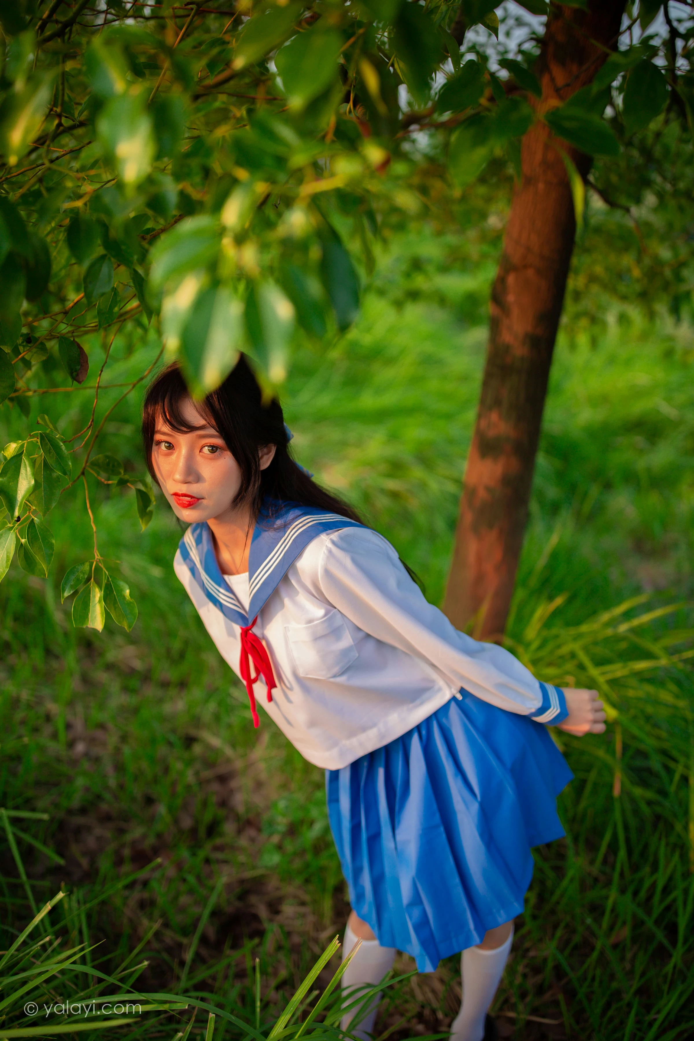 [YALAYI雅拉伊]NO.724 《秋意浓》 丽雅 JK水手制服与短裙加白色丝袜美腿私房写真集第4张