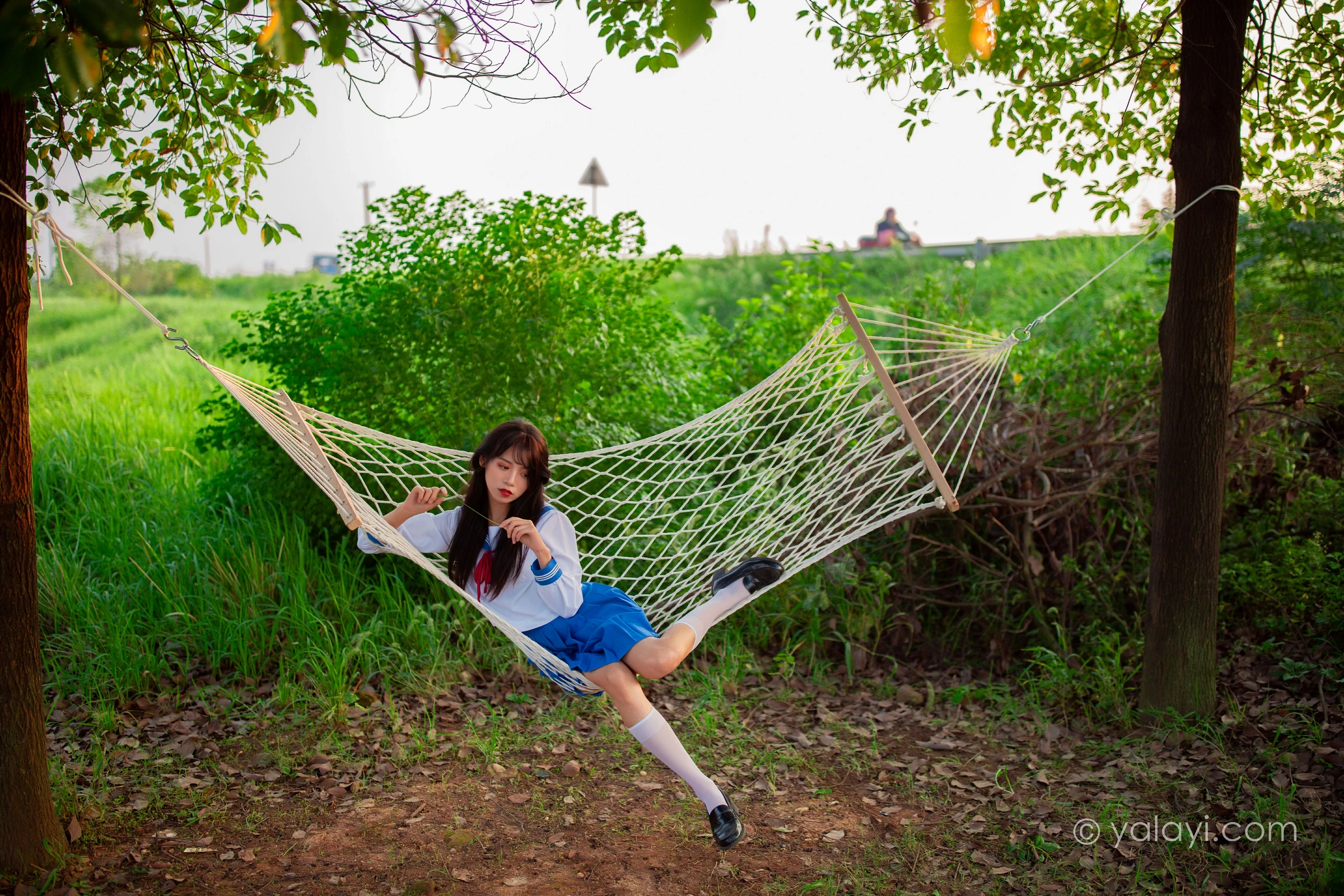 [YALAYI雅拉伊]NO.724 《秋意浓》 丽雅 JK水手制服与短裙加白色丝袜美腿私房写真集第7张