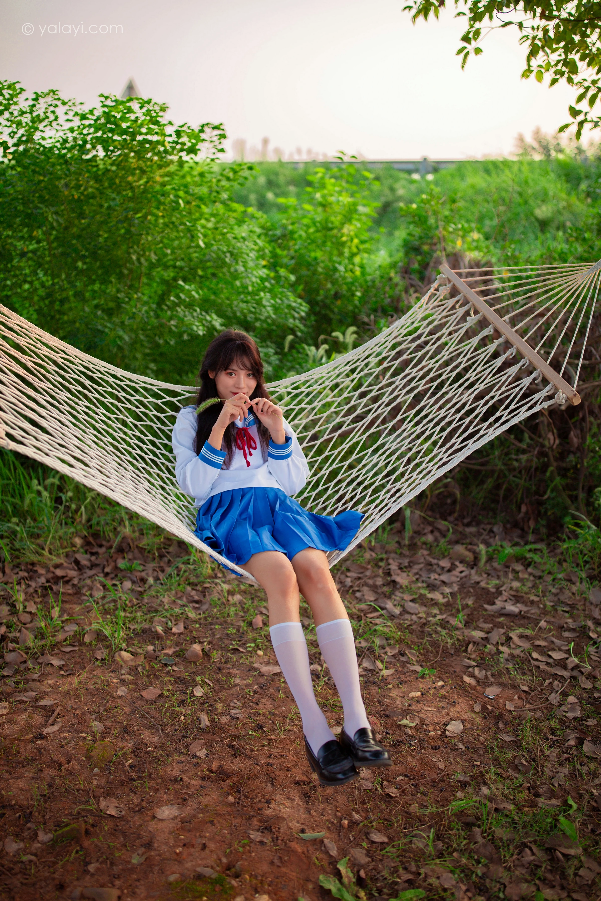 [YALAYI雅拉伊]NO.724 《秋意浓》 丽雅 JK水手制服与短裙加白色丝袜美腿私房写真集第7张