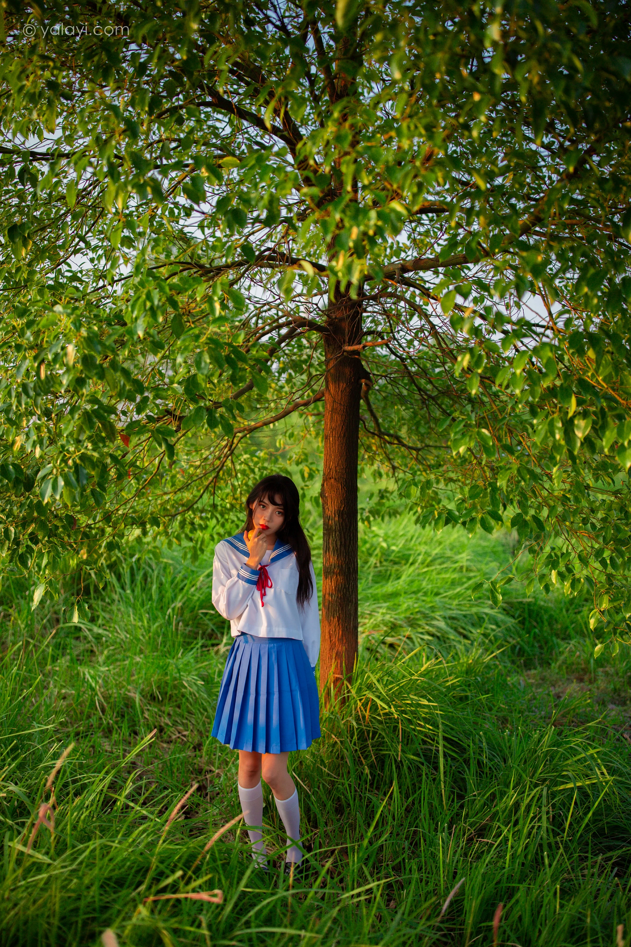 [YALAYI雅拉伊]NO.724 《秋意浓》 丽雅 JK水手制服与短裙加白色丝袜美腿私房写真集第5张