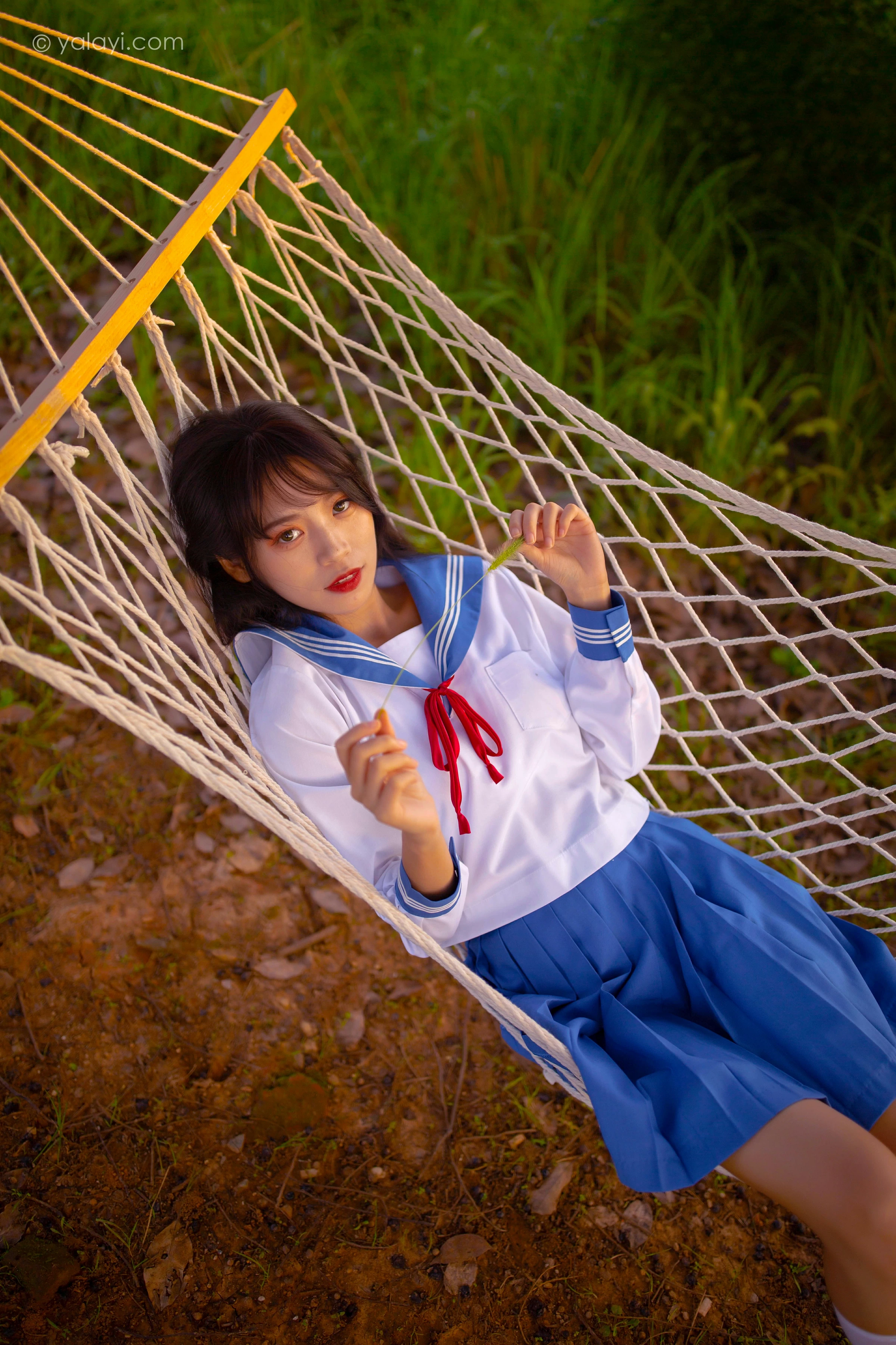[YALAYI雅拉伊]NO.724 《秋意浓》 丽雅 JK水手制服与短裙加白色丝袜美腿私房写真集第6张
