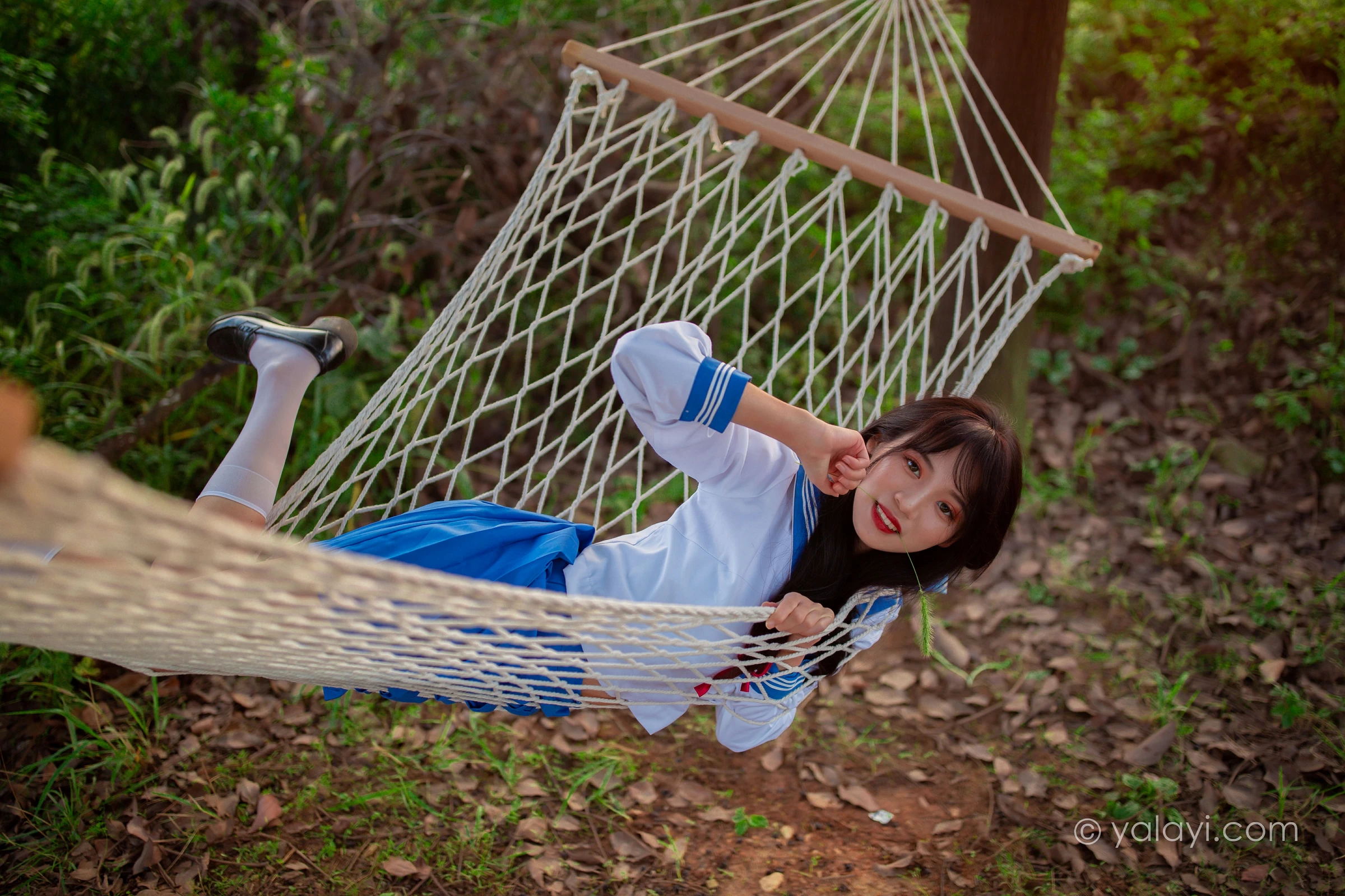 [YALAYI雅拉伊]NO.724 《秋意浓》 丽雅 JK水手制服与短裙加白色丝袜美腿私房写真集第11张