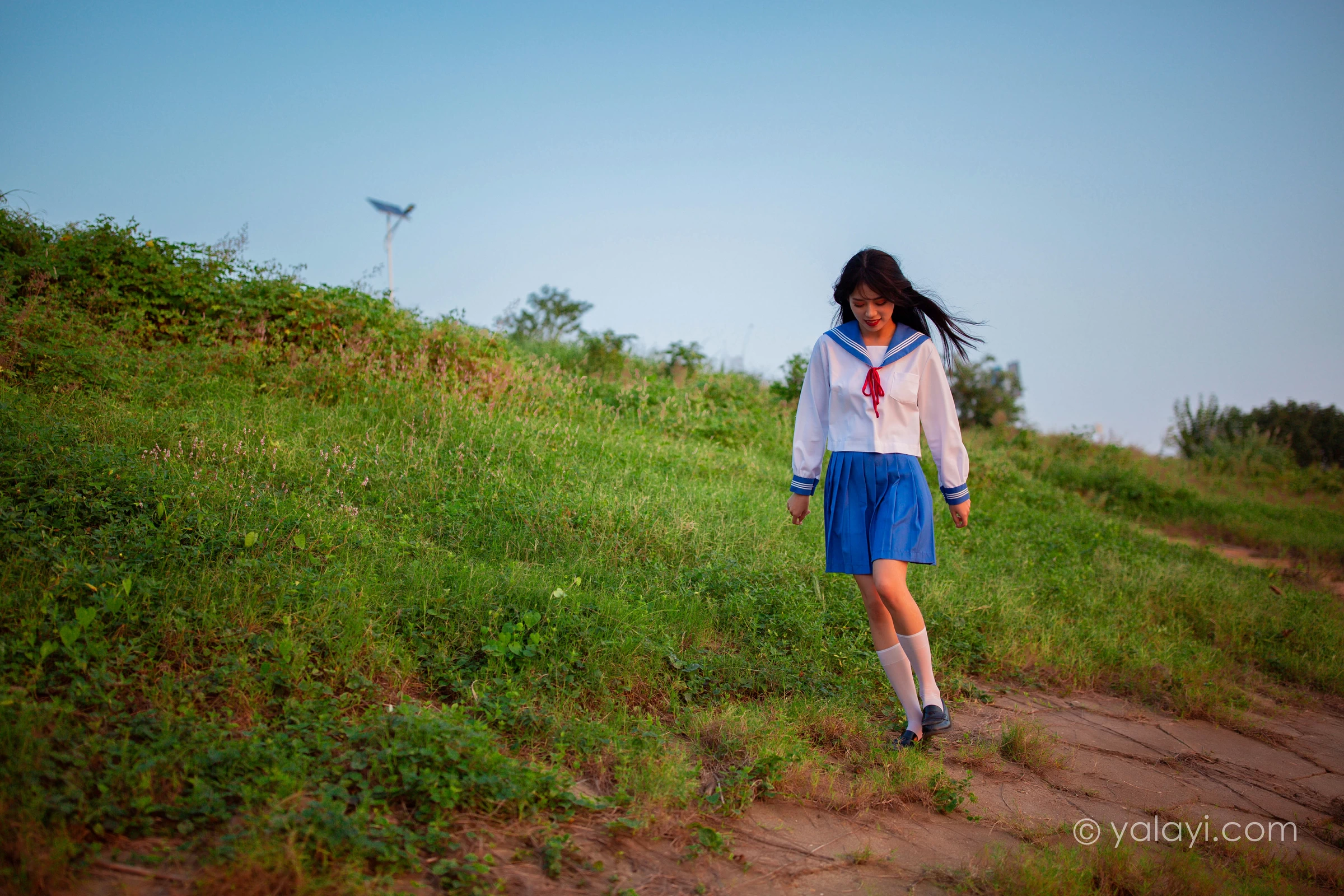 [YALAYI雅拉伊]NO.724 《秋意浓》 丽雅 JK水手制服与短裙加白色丝袜美腿私房写真集第13张
