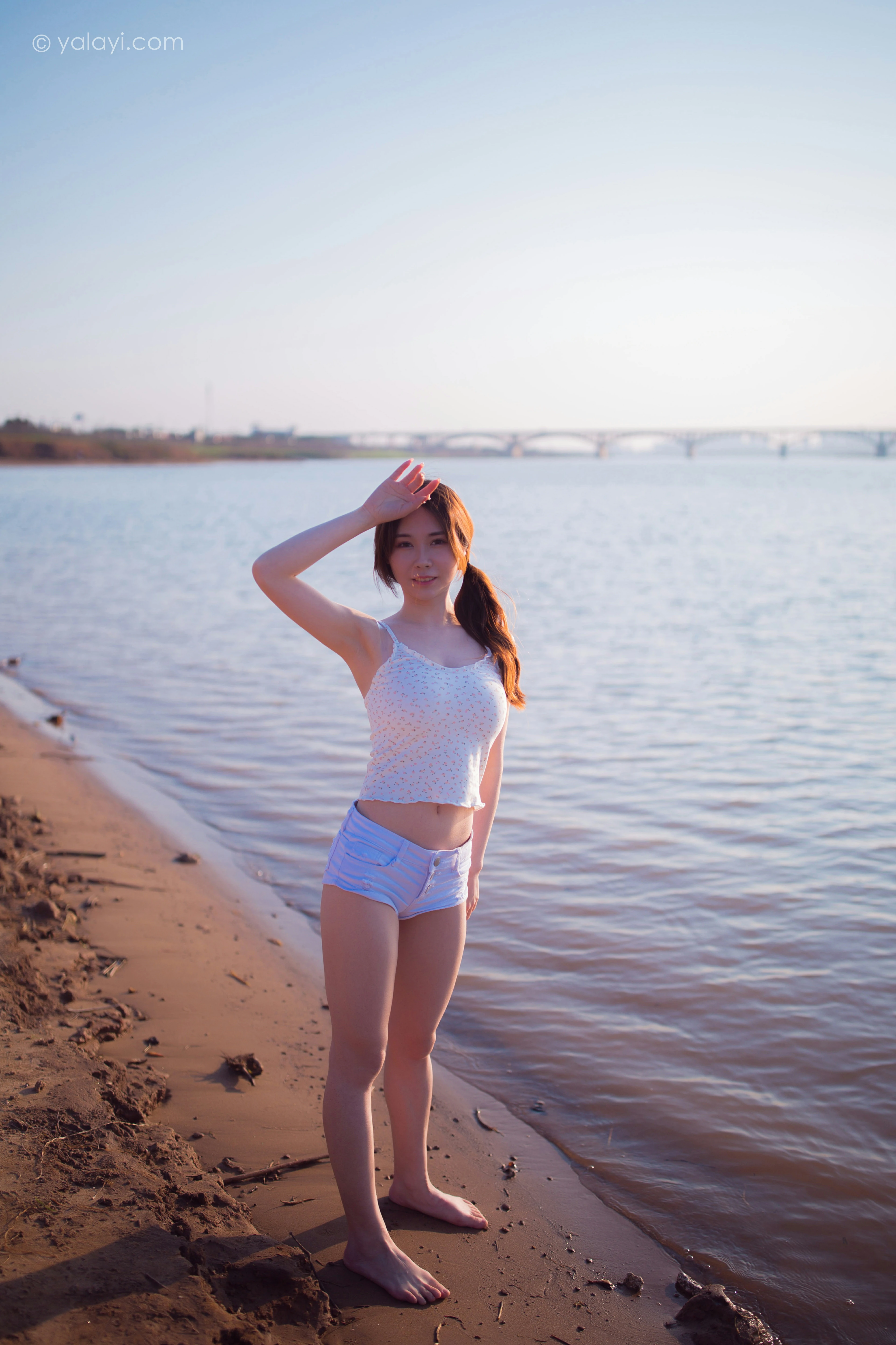 [YALAYI雅拉伊]NO.845 跋山涉水 香草 白色小背心加牛仔热裤性感写真集第1张