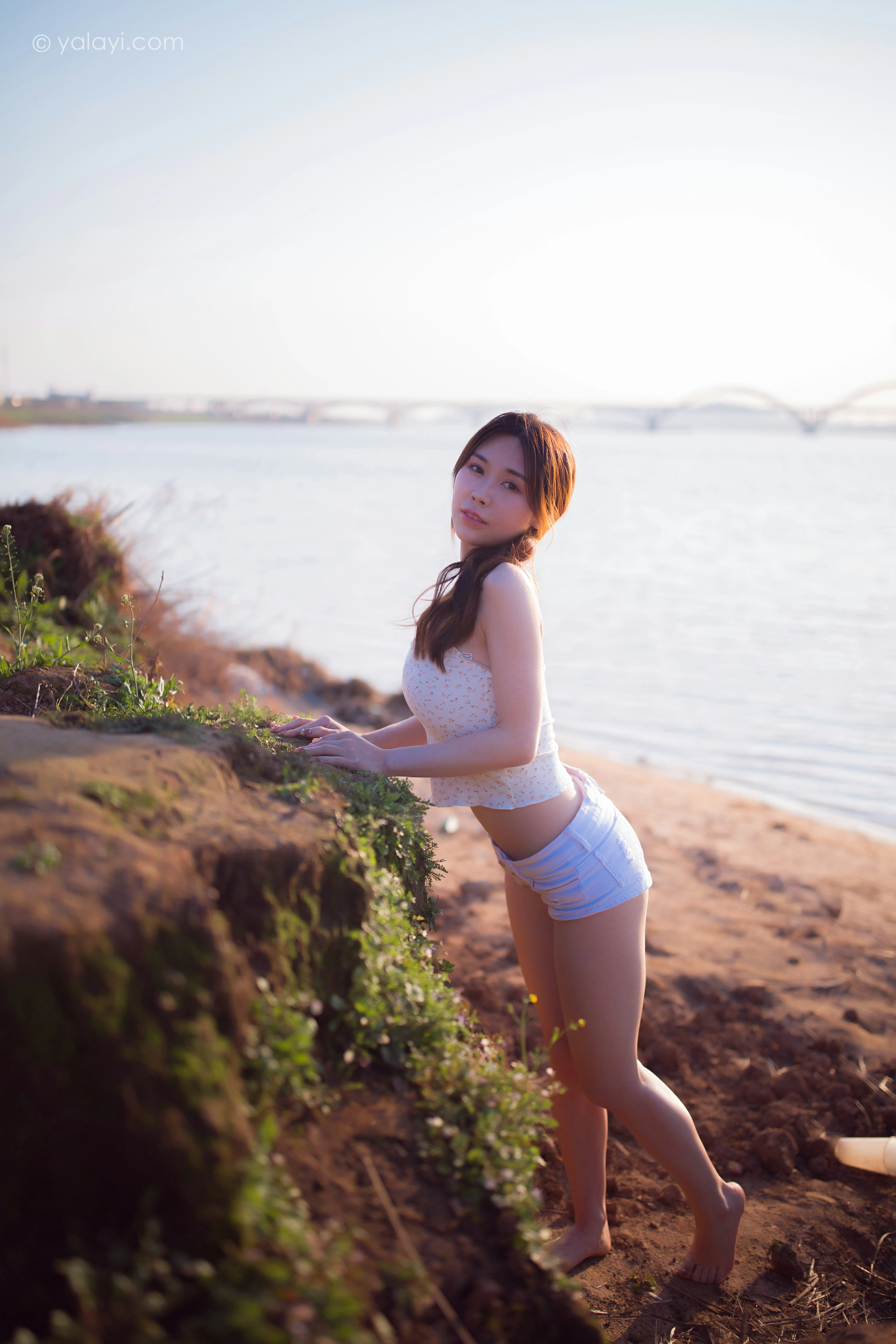 [YALAYI雅拉伊]NO.845 跋山涉水 香草 白色小背心加牛仔热裤性感写真集第3张