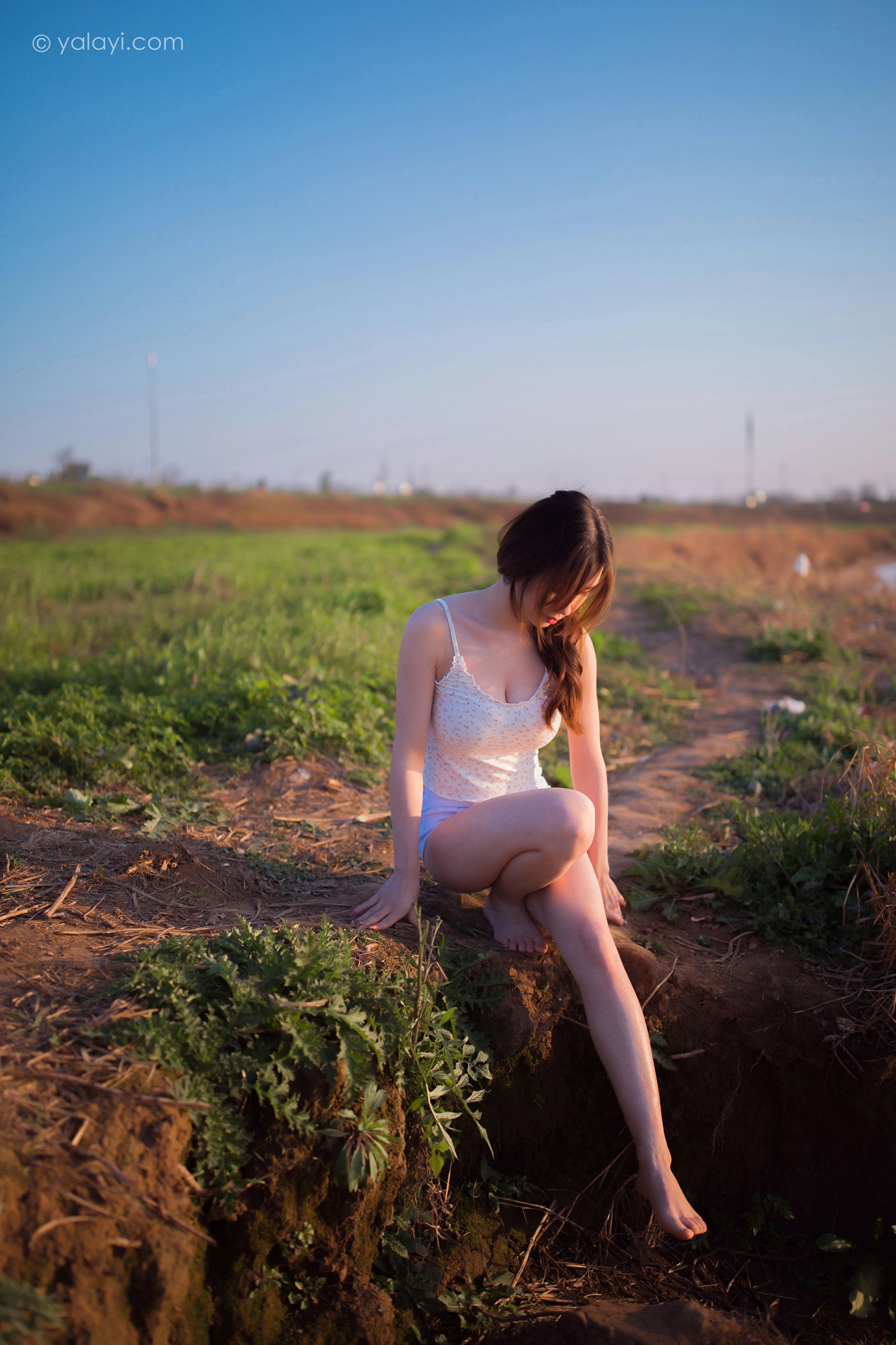 [YALAYI雅拉伊]NO.845 跋山涉水 香草 白色小背心加牛仔热裤性感写真集第6张