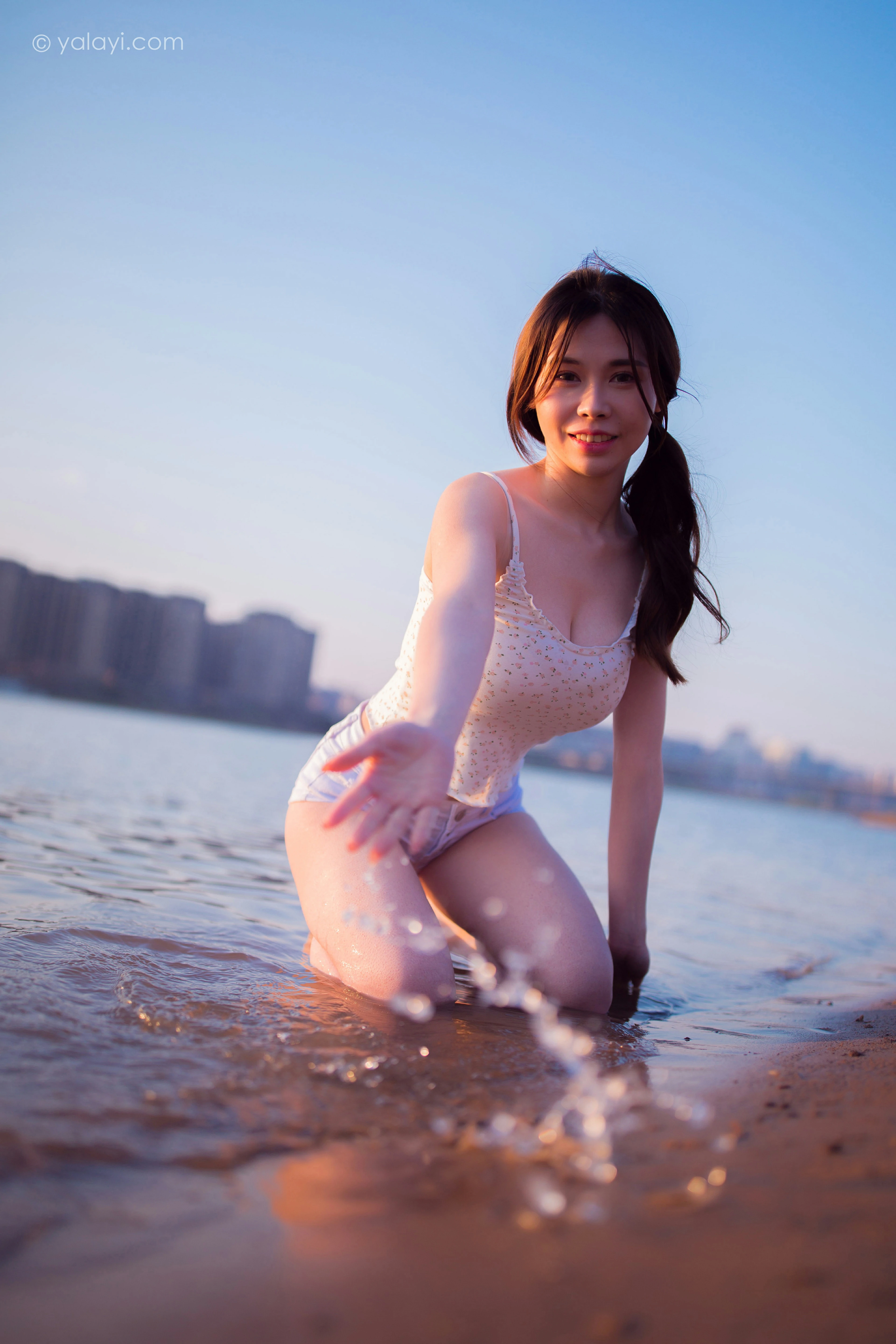 [YALAYI雅拉伊]NO.845 跋山涉水 香草 白色小背心加牛仔热裤性感写真集第10张