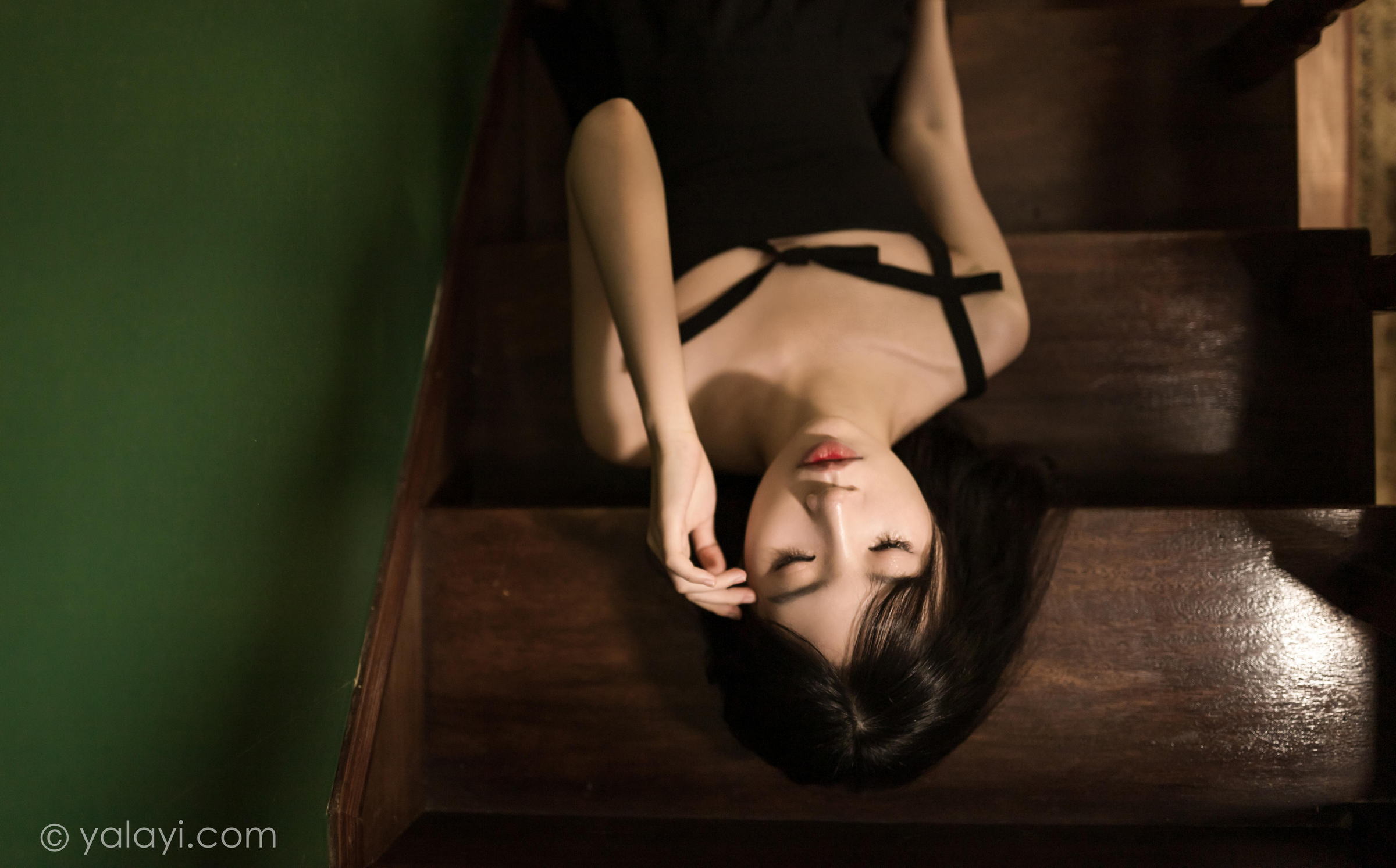 [YALAYI雅拉伊]2022.08.08 看着我的眼睛 小乔 黑色吊带祼背连衣裙性感写真集第8张