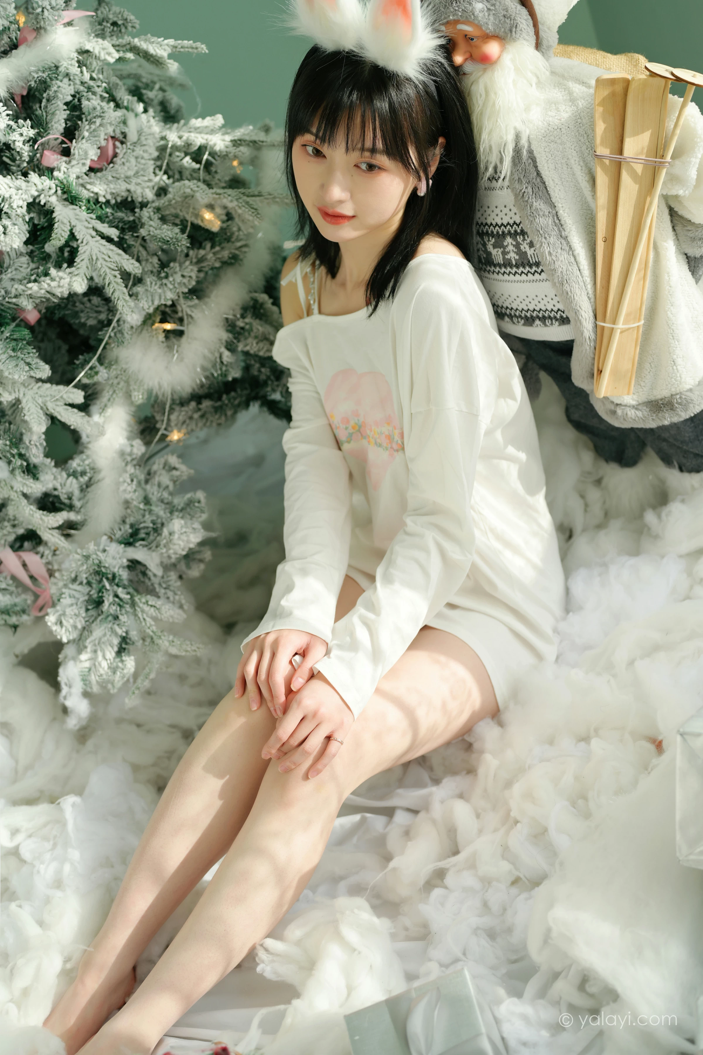 [YALAYI雅拉伊]2021.12.31 迎新 京京 白色透视宽松卫衣居家性感写真集第4张