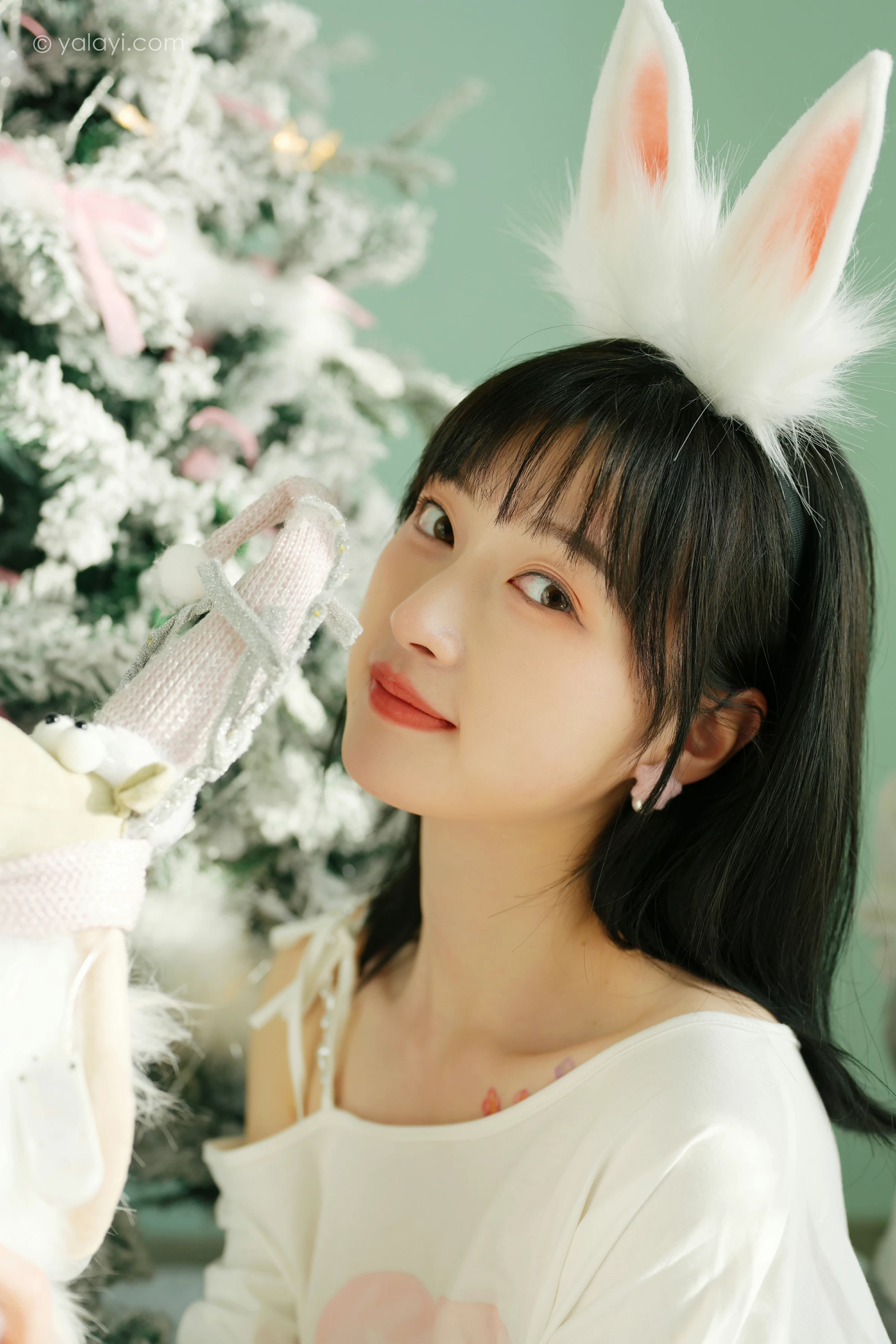 [YALAYI雅拉伊]2021.12.31 迎新 京京 白色透视宽松卫衣居家性感写真集第5张