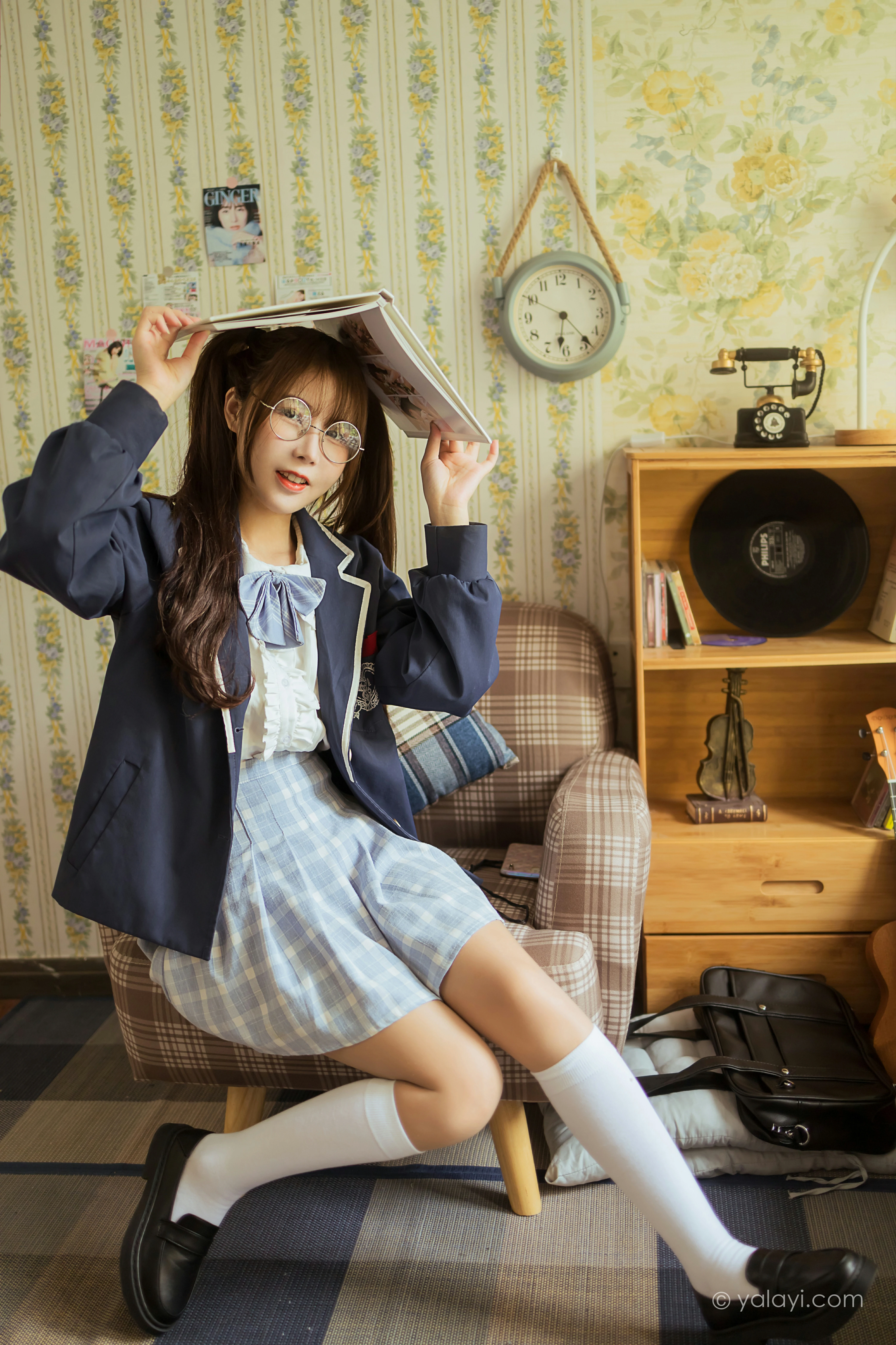 [YALAYI雅拉伊]NO.817 最爱的JK制服 钰慧 灰色外套与格子短裙加丝袜美腿私房写真集第3张