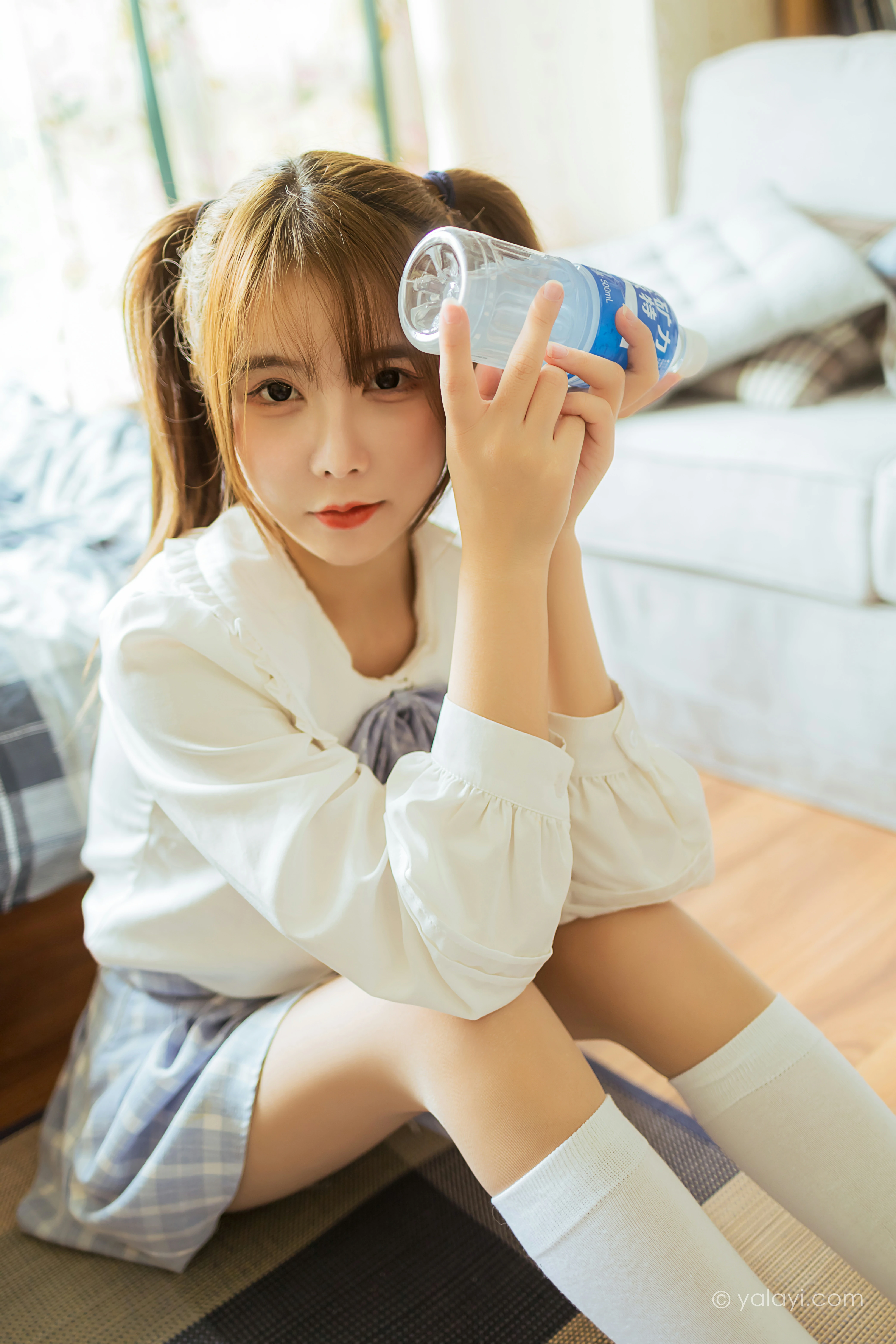 [YALAYI雅拉伊]NO.817 最爱的JK制服 钰慧 灰色外套与格子短裙加丝袜美腿私房写真集第8张