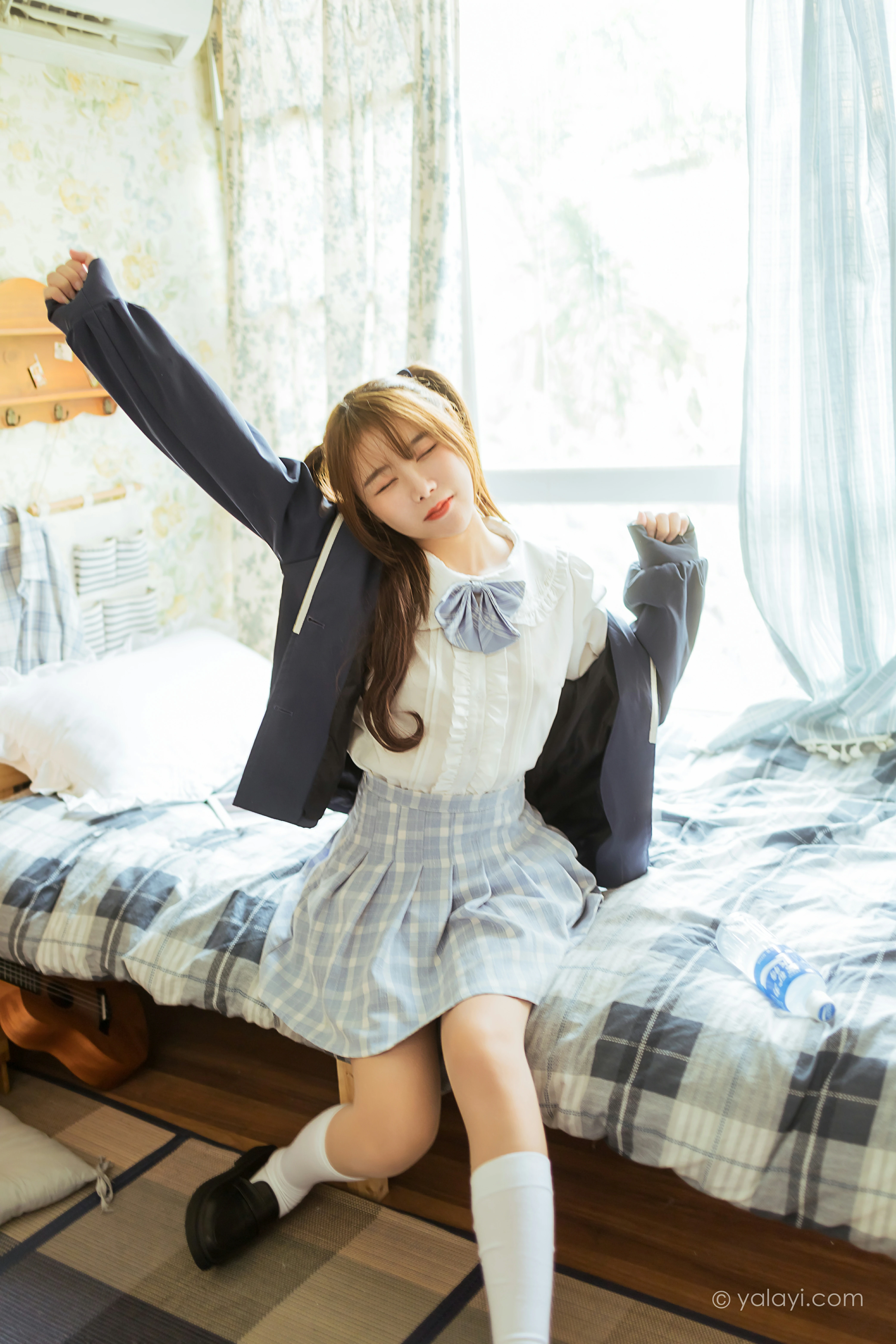 [YALAYI雅拉伊]NO.817 最爱的JK制服 钰慧 灰色外套与格子短裙加丝袜美腿私房写真集第10张