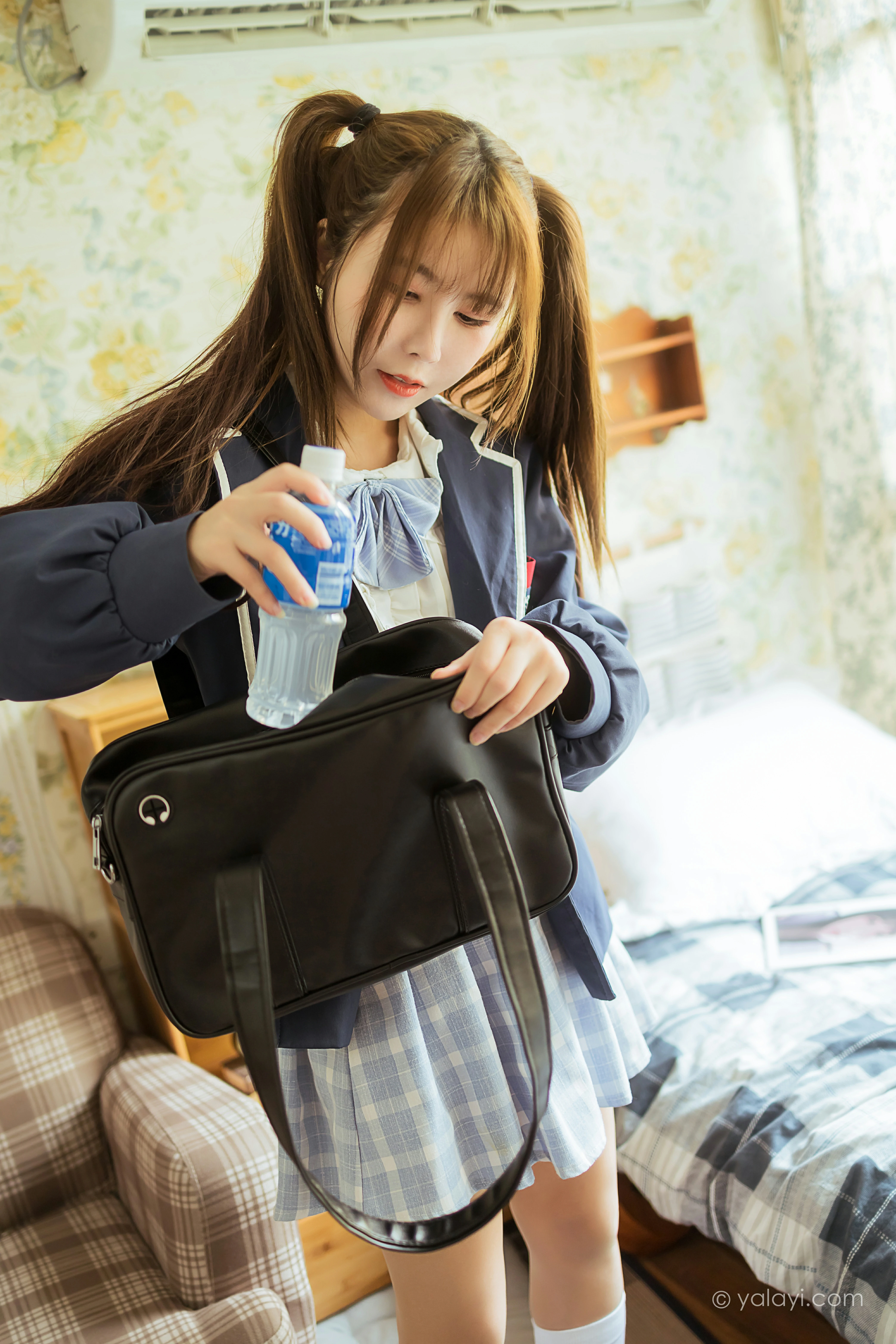 [YALAYI雅拉伊]NO.817 最爱的JK制服 钰慧 灰色外套与格子短裙加丝袜美腿私房写真集第11张