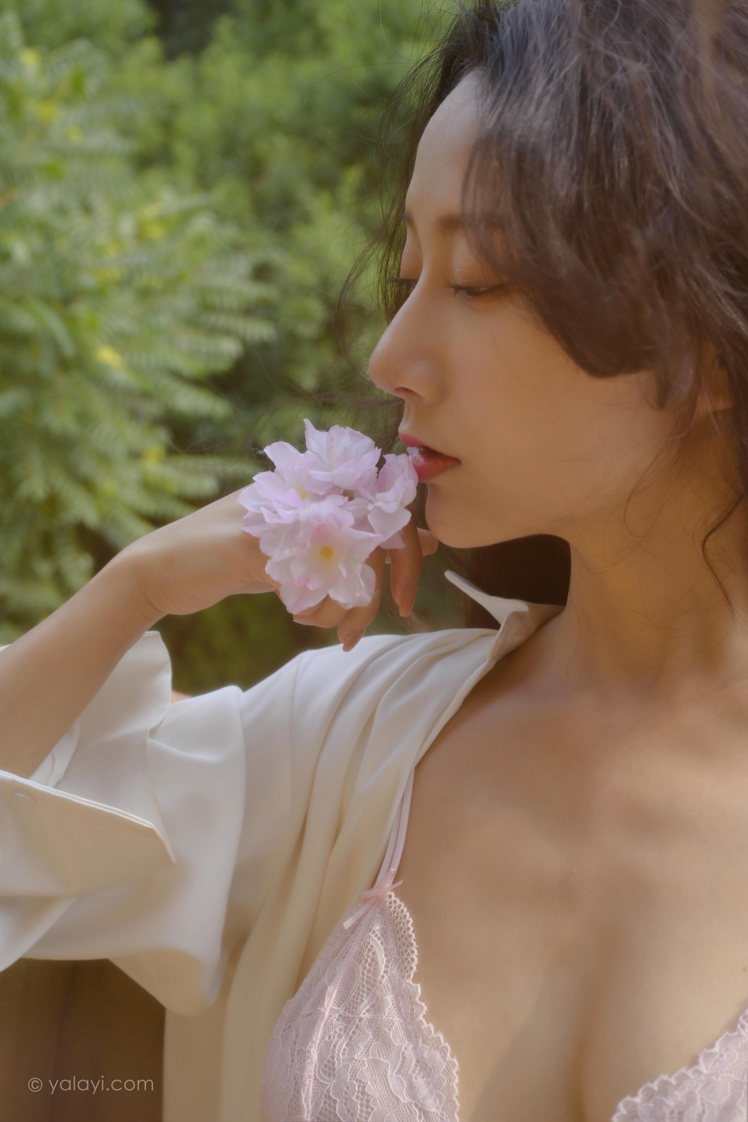 [YALAYI雅拉伊]2022.08.12 清晨的景色 何嘉颖 白色衬衫加粉色蕾丝内衣性感私房写真集第12张
