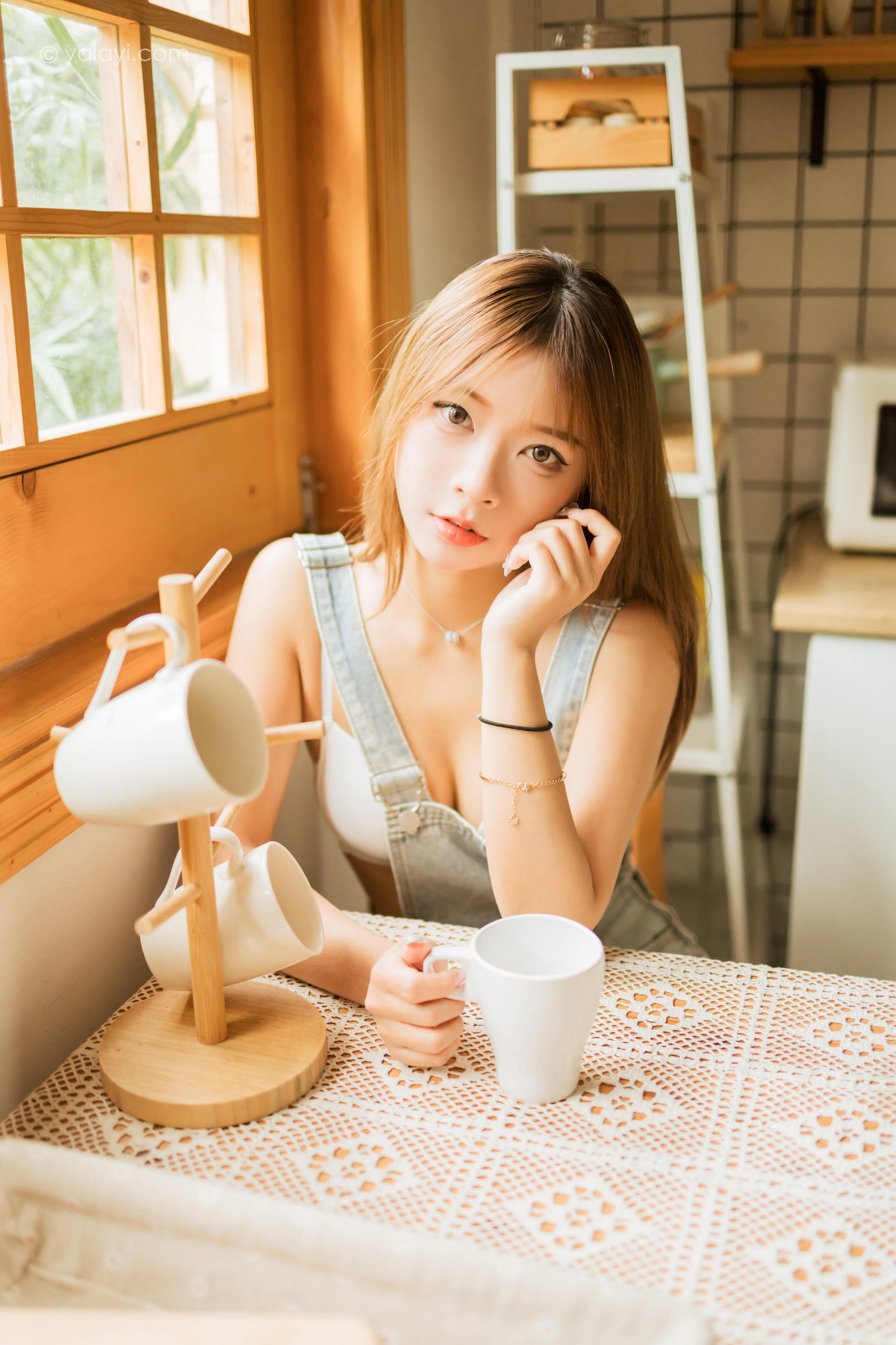 [YALAYI雅拉伊]2022.08.03 我家女友 阿禾 背带短裤加白色内衣居家性感私房写真集第11张