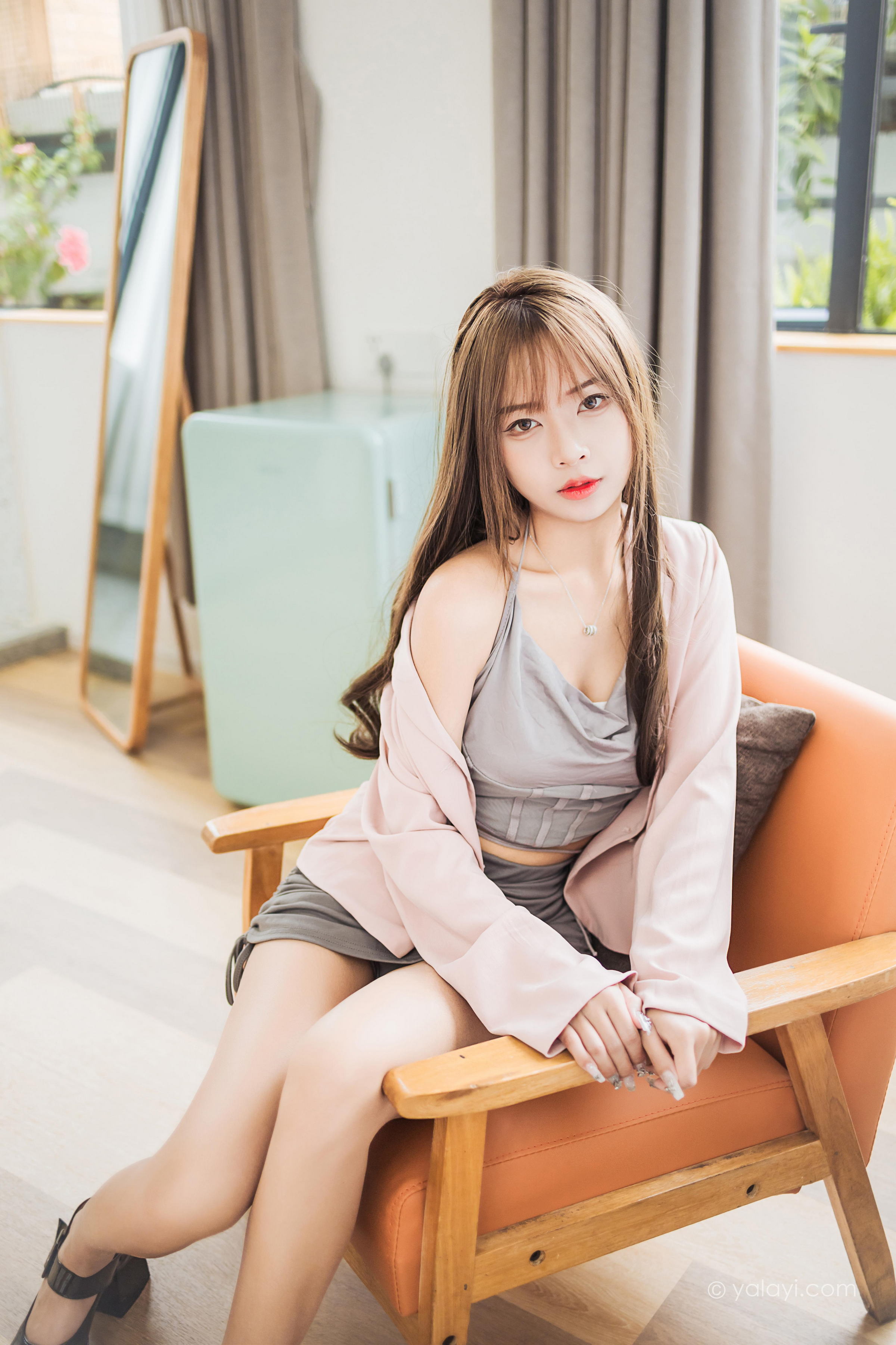 [YALAYI雅拉伊]2022.05.23 试镜 阿禾 粉色外套与灰色被服加灰色短裙清纯写真集第2张