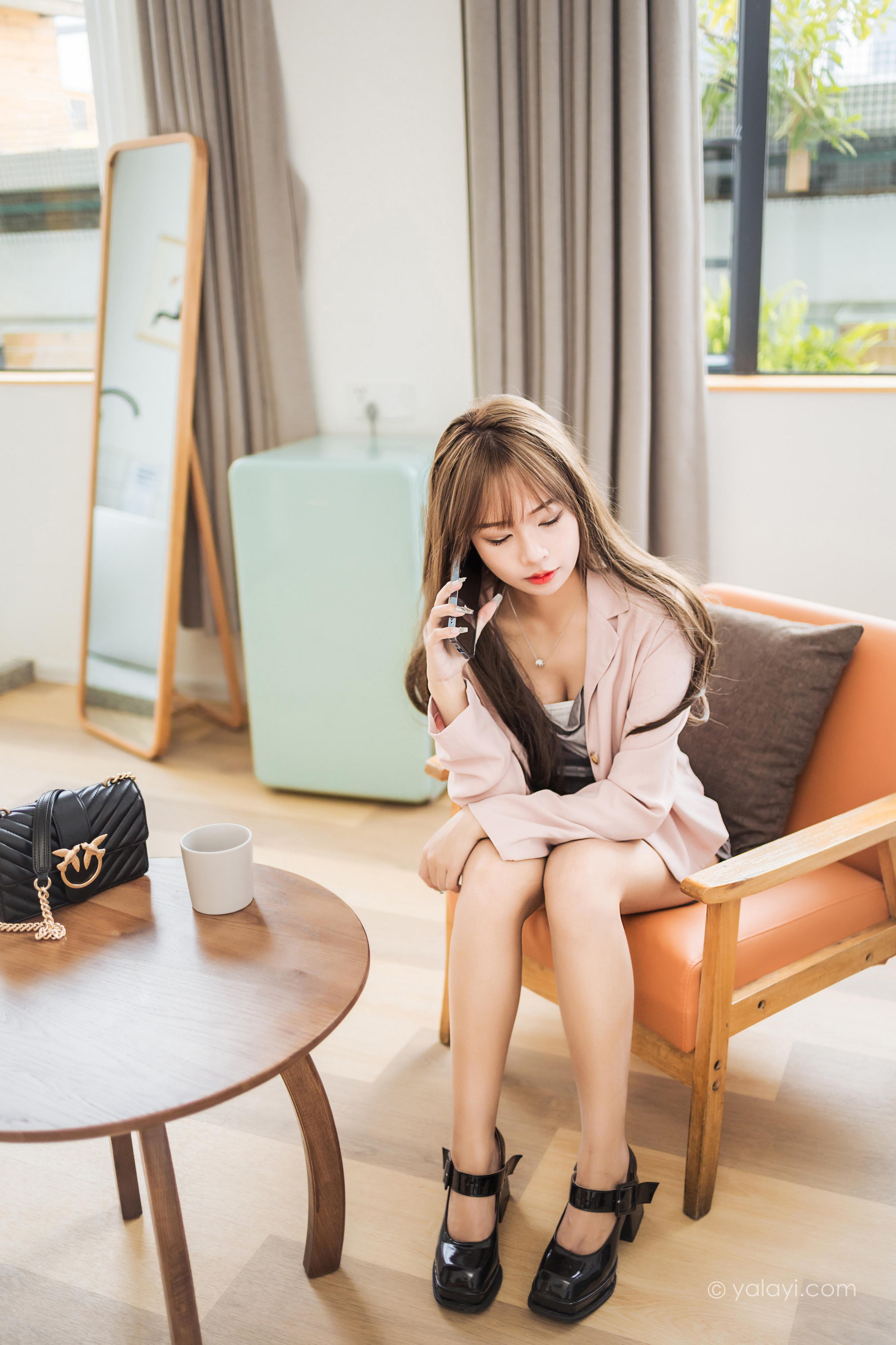 [YALAYI雅拉伊]2022.05.23 试镜 阿禾 粉色外套与灰色被服加灰色短裙清纯写真集第3张